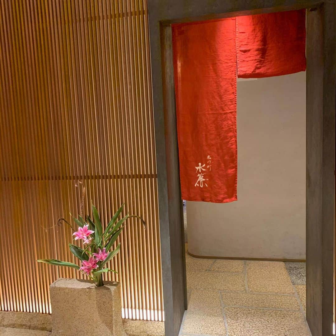 日高大地さんのインスタグラム写真 - (日高大地Instagram)「【宮川町　水廉】﻿ 可愛い重箱に入ったおせち重。﻿ どのお料理も美しく優しいお味😊﻿ BDプレートもサプライズで用意していただいていたのですが、なんと綺麗なこと✨✨﻿ 水引きのお飾りが可愛い😍」12月16日 12時08分 - yoko92hidaka