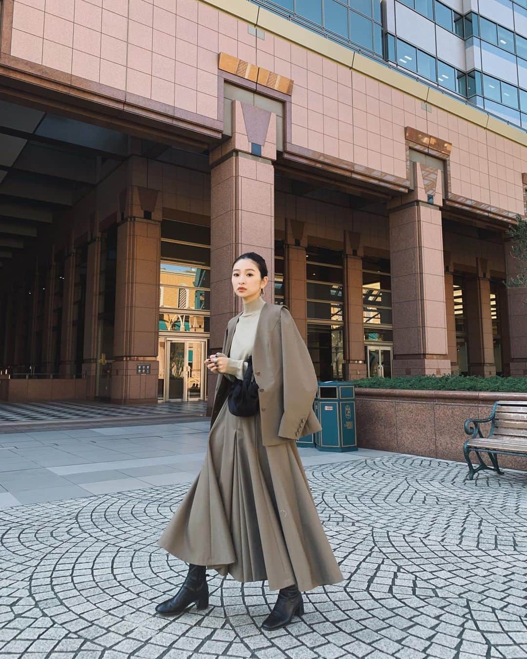中村真里さんのインスタグラム写真 - (中村真里Instagram)「.﻿ 同素材で製作したjacketとculotteは﻿ 上下セットで着用して欲しいアイテム😌﻿ ﻿ プレスプリングは絶妙な中間色の﻿ グレージュが推しです✌︎﻿ ﻿ Double shoulder shape JK 28.000 12/18-﻿ Volume flare culotte 26.000 12/18-﻿ ﻿ #RIMARK#RIMARK_staffsnap﻿ #RIMARK_DoubleshouldershapeJK﻿ #RIMARK_Volumeflareculotte」12月16日 12時05分 - _marinakamura_
