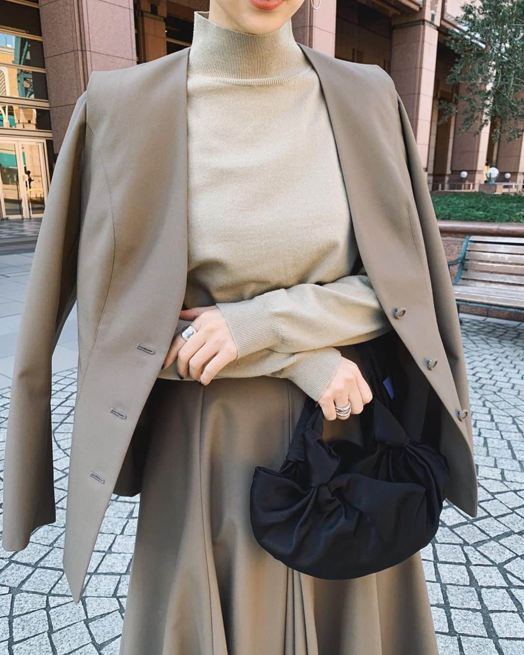 中村真里さんのインスタグラム写真 - (中村真里Instagram)「.﻿ 同素材で製作したjacketとculotteは﻿ 上下セットで着用して欲しいアイテム😌﻿ ﻿ プレスプリングは絶妙な中間色の﻿ グレージュが推しです✌︎﻿ ﻿ Double shoulder shape JK 28.000 12/18-﻿ Volume flare culotte 26.000 12/18-﻿ ﻿ #RIMARK#RIMARK_staffsnap﻿ #RIMARK_DoubleshouldershapeJK﻿ #RIMARK_Volumeflareculotte」12月16日 12時05分 - _marinakamura_