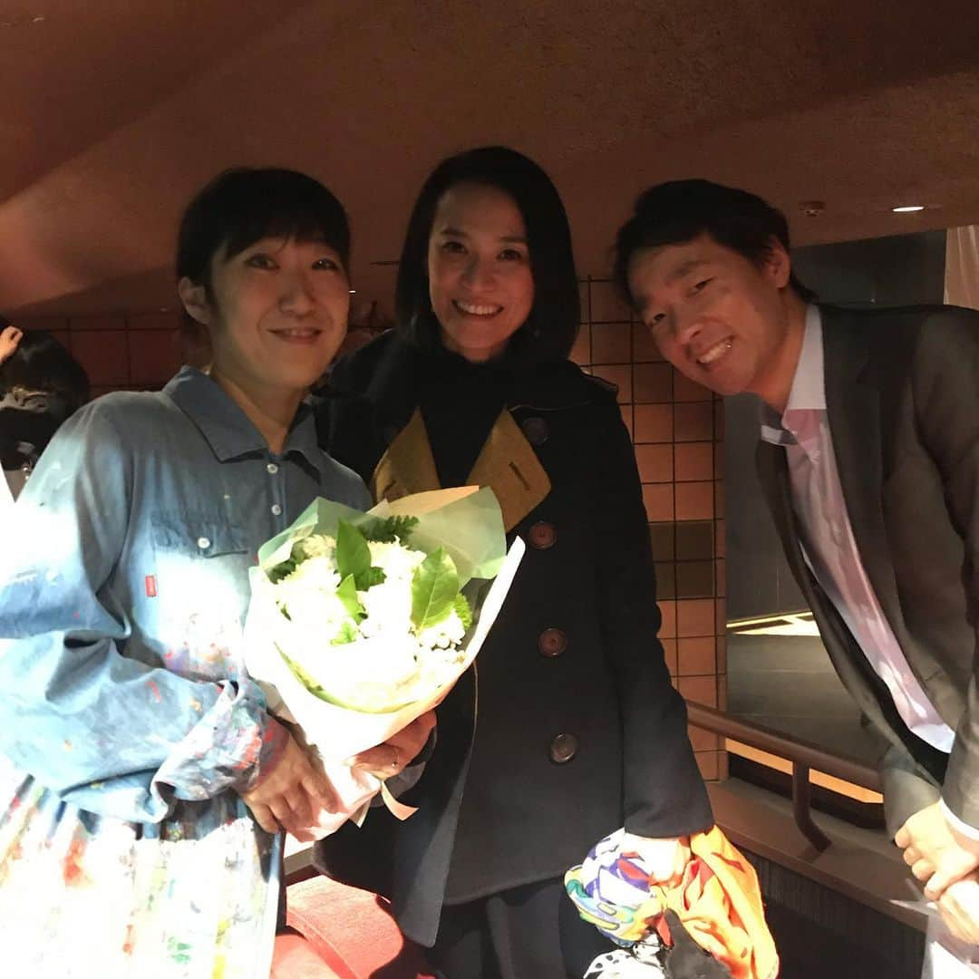 大宮エリーさんのインスタグラム写真 - (大宮エリーInstagram)「キヨちゃんありがとう 4日分公演おわり へばってました 報告遅れちゃった お金じゃ買えないもの たくさんいただきました 3枚目 マイティークラウンのSAMI-Tさん クレイジーケンバンドの 剣さん、テツニイさん みんなみんな  忙しいのにありがとう まだ音が響いてる  またやりたいなあ #にじのくじら #mongol800  #crazykenband  #mightycrown25th」12月16日 12時05分 - ellie_omiya