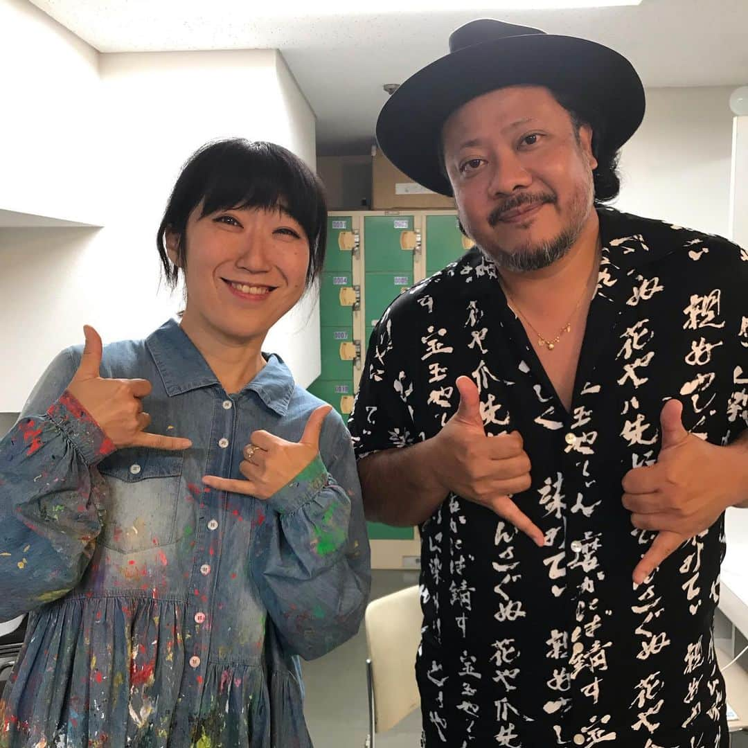 大宮エリーさんのインスタグラム写真 - (大宮エリーInstagram)「キヨちゃんありがとう 4日分公演おわり へばってました 報告遅れちゃった お金じゃ買えないもの たくさんいただきました 3枚目 マイティークラウンのSAMI-Tさん クレイジーケンバンドの 剣さん、テツニイさん みんなみんな  忙しいのにありがとう まだ音が響いてる  またやりたいなあ #にじのくじら #mongol800  #crazykenband  #mightycrown25th」12月16日 12時05分 - ellie_omiya