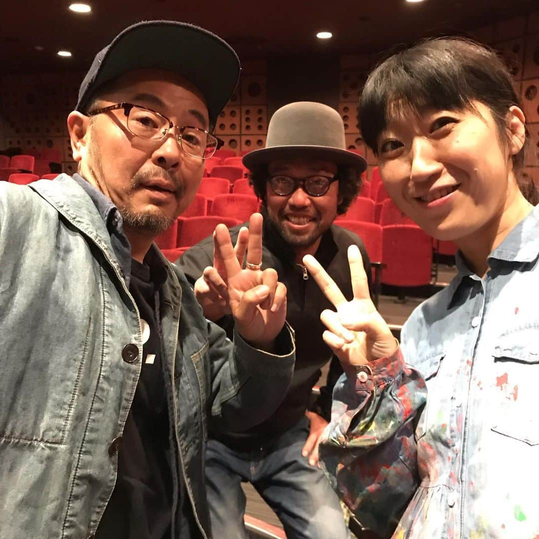 大宮エリーさんのインスタグラム写真 - (大宮エリーInstagram)「キヨちゃんありがとう 4日分公演おわり へばってました 報告遅れちゃった お金じゃ買えないもの たくさんいただきました 3枚目 マイティークラウンのSAMI-Tさん クレイジーケンバンドの 剣さん、テツニイさん みんなみんな  忙しいのにありがとう まだ音が響いてる  またやりたいなあ #にじのくじら #mongol800  #crazykenband  #mightycrown25th」12月16日 12時05分 - ellie_omiya