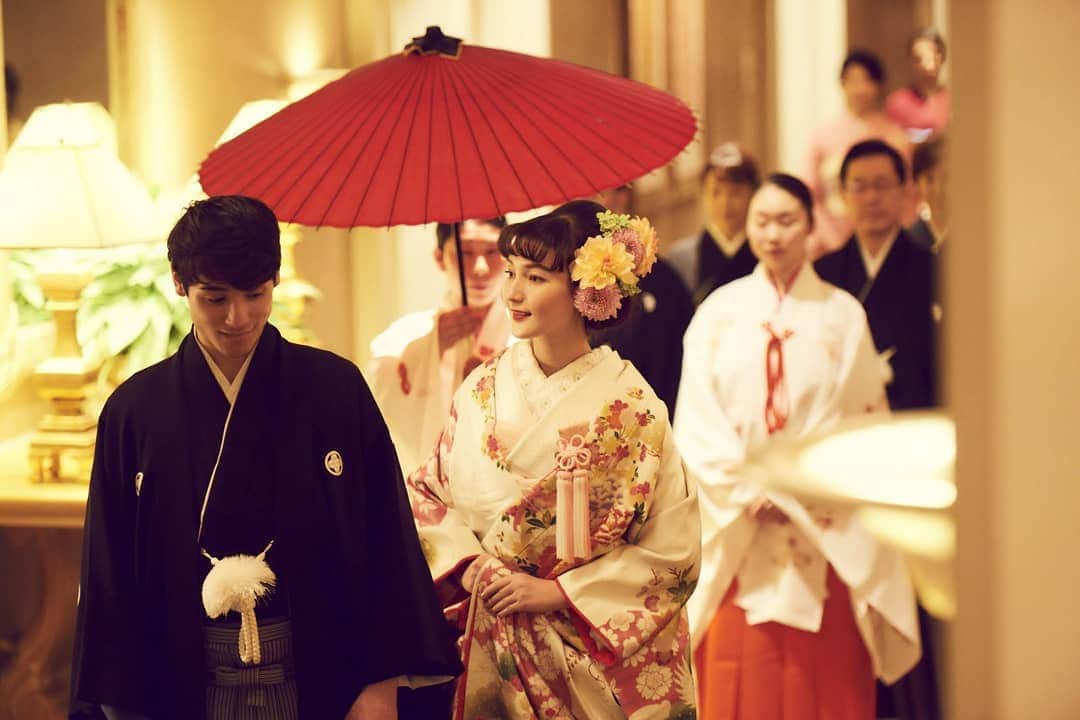 横浜ロイヤルパークホテルウエディングさんのインスタグラム写真 - (横浜ロイヤルパークホテルウエディングInstagram)「_ ・ 和を結び、絆を紡ぐ、日本伝統の儀式「神前式」 式を執り行うのは横浜ロイヤルパークホテルにある館内神殿。 ・ 会場全体に使用された檜の香りとご参列者との程よい距離感が、おふたりの緊張を解きほぐして親密な空気を生み出します。 ・ 生涯わすれることのない誓いの瞬間を おふたりらしい舞台でお迎えください。 ・ ブライダルフェアのご予約はプロフィールURLよりお進みください。 ホームページ予約限定特典も‼ @landmarkwedding ・ ・ ・ #landmarkwedding #横浜ロイヤルパークホテル #yokohamaroyalparkhotel #ロイパ花嫁 #みなとみらい婚 #みなとみらい花嫁 #みなとみらい結婚式 #絶景ウエディング #神奈川花嫁 #オーダーメイドウエディング #ラグジュアリーウェディング #ロイヤルウェディング #アットホームウエディング #大人ウエディング #ホテル結婚式 #ホテル挙式 #みなとみらいウエディング #横浜婚 #横浜結婚式 #横浜ウエディング #横浜プレ花嫁 #関東プレ花嫁 #海が見える結婚式場 #天空ウエディング #2020年春婚 #2020年夏婚 #2020年秋婚#2020年冬婚 #和婚 #神前式」12月16日 12時10分 - yokohamaroyalpark_wedding