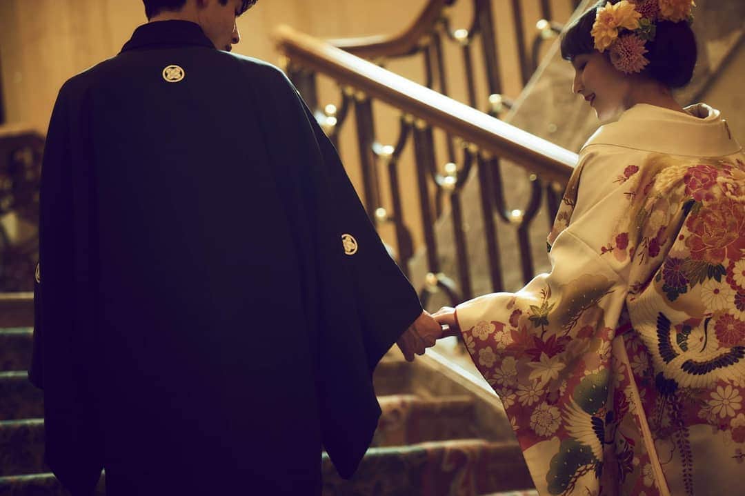 横浜ロイヤルパークホテルウエディングさんのインスタグラム写真 - (横浜ロイヤルパークホテルウエディングInstagram)「_ ・ 和を結び、絆を紡ぐ、日本伝統の儀式「神前式」 式を執り行うのは横浜ロイヤルパークホテルにある館内神殿。 ・ 会場全体に使用された檜の香りとご参列者との程よい距離感が、おふたりの緊張を解きほぐして親密な空気を生み出します。 ・ 生涯わすれることのない誓いの瞬間を おふたりらしい舞台でお迎えください。 ・ ブライダルフェアのご予約はプロフィールURLよりお進みください。 ホームページ予約限定特典も‼ @landmarkwedding ・ ・ ・ #landmarkwedding #横浜ロイヤルパークホテル #yokohamaroyalparkhotel #ロイパ花嫁 #みなとみらい婚 #みなとみらい花嫁 #みなとみらい結婚式 #絶景ウエディング #神奈川花嫁 #オーダーメイドウエディング #ラグジュアリーウェディング #ロイヤルウェディング #アットホームウエディング #大人ウエディング #ホテル結婚式 #ホテル挙式 #みなとみらいウエディング #横浜婚 #横浜結婚式 #横浜ウエディング #横浜プレ花嫁 #関東プレ花嫁 #海が見える結婚式場 #天空ウエディング #2020年春婚 #2020年夏婚 #2020年秋婚#2020年冬婚 #和婚 #神前式」12月16日 12時10分 - yokohamaroyalpark_wedding