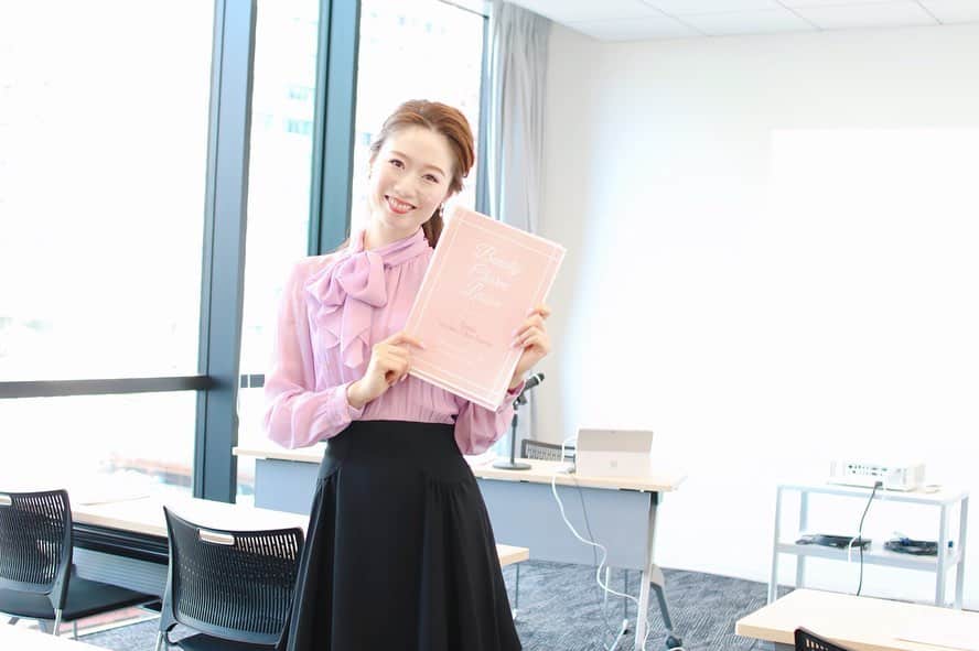 寿春花果さんのインスタグラム写真 - (寿春花果Instagram)「昨日は 1day 東京ビューティチャームレッスンでした♡  熱量120%トークとたっぷりのワークでお送りした4時間半のレッスン♪ 装いの所作、内面の所作、外見の所作を通して、参加者さまと一体になり、今年最後のパワーを惜しみなく使いました！  今年、皆さまの前で登壇させて頂く講座はこれにて終了です💕 楽しかったし、みんなの変化が何より嬉しい1年間でした！本当にありがとうございました😊  来年もとっても楽しみ♡  #ビューティチャームレッスン#東京レッスン#所作#美#美容#魅力#内面美」12月16日 12時12分 - hanaka_yu