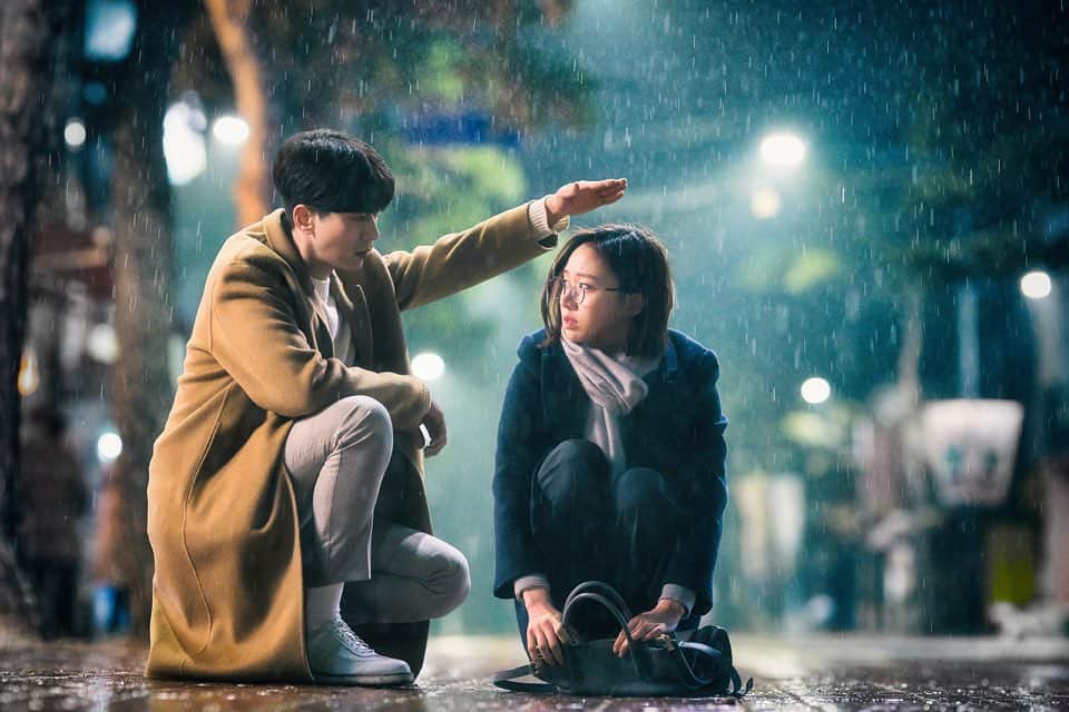 ユン・ヒョンミンのインスタグラム：「2020년 첫 넷플릭스 한국 오리지널 시리즈. 나홀로그대 오픈이 2월7일로 확정됐습니다. 좋은 스탭들 배우들과 함께 일년 가까이 즐겁게 작업했습니다. 190개국 동시 오픈이라니 많은 분들이 봐주셨음 좋겠어요. 남은 한해 마무리 잘하시고 내년에 만나요 😘  The 2020 first Korean original series "me alone and you will officially air on February 7th. For the last year, I have been able to work with great staff and good actors. The series will air in 190 cities all at the same time and I hope everyone will watch it. Have a good rest of the year and I will see you next year! ^^ #netflix #netflixoriginal」
