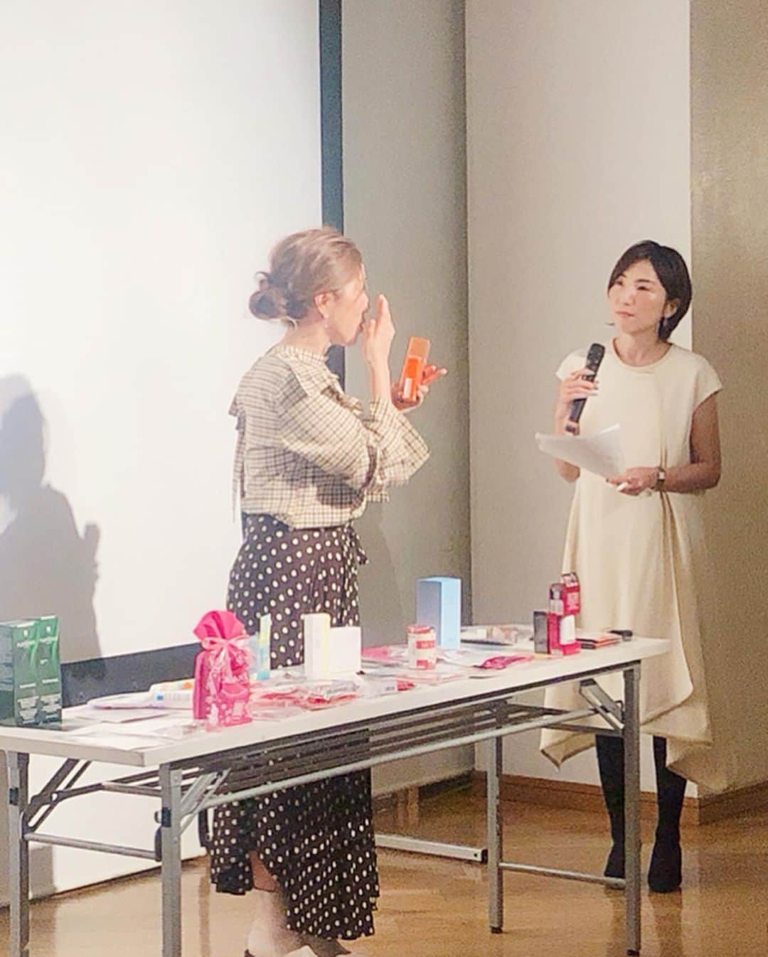 長井かおりさんのインスタグラム写真 - (長井かおりInstagram)「Make up Party vol.7﻿ 〜Try Everything〜﻿ レポート②﻿ ﻿ 7年目の、メイクアップパーティ！﻿ 恒例の突撃お直しコーナーは、やっぱり﻿ 盛り上がりますね♡﻿ ほんのすこしの事で、パァァッと顔が﻿ 明るくなったり、垢抜けたり😚﻿ 楽しい時間でした！﻿ ﻿ 会の後半はたーーーくさんのお土産を﻿ ご紹介して、さらには抽選会も💋﻿ 参加者の皆様にぜひ！と、たくさんのブランド様﻿ からご提供頂きました。﻿ 本当に本当に驚きの量でしたね🤣﻿ (ブランド様ありがとうございました！)﻿ ﻿ そして、なんと1部には @igari_shinobu ちゃんが﻿ 見に来てくれて、サプライズでお話をしてもらいました💋﻿ ﻿ こんなにも、笑いと笑顔と感動に包まれた１日を、﻿ 作り出してくれたのは、なんといっても﻿ お手伝いに入ってくださったスタッフのみんなの﻿ おかげです！﻿とにかく感謝感謝です！ ﻿ そして最後に、 ご来場くださった皆様、﻿ 誠にありがとうございました😊﻿ 少しづつ変わっていくってトレンドも、﻿ 基本を身につけて、変化を楽しむ心意気でいれれば、何も怖くはありません😉﻿ 一緒に頑張りましょ〜😘 このようなイベントを通じて、これからも﻿ たくさんの方のお役に立てたらなぁと、﻿ 思っています😉﻿ ﻿来年もいろいろなイベントに、ぜひお越しくださいませ❤️ ﻿ Make up Party💄﻿ Director @erica4306  MC﻿ @shibarei00  Photo﻿ @oshima_ringo  Flower tomomi toyokawa﻿ ﻿ ﻿ ﻿ #MUP #MUPvol7 #メイクアップパーティ #メイクアップパーティー #長井かおり主催イベント #自主主催 #メイクイベント #メイクショー #美容イベント #ビューティーイベント #カラーメイク #メイクアップ #makeup﻿ ﻿」12月16日 12時15分 - kaorimake