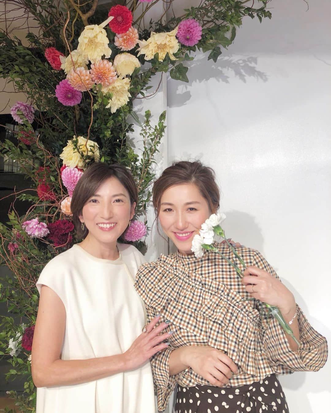 長井かおりさんのインスタグラム写真 - (長井かおりInstagram)「Make up Party vol.7﻿ 〜Try Everything〜﻿ レポート②﻿ ﻿ 7年目の、メイクアップパーティ！﻿ 恒例の突撃お直しコーナーは、やっぱり﻿ 盛り上がりますね♡﻿ ほんのすこしの事で、パァァッと顔が﻿ 明るくなったり、垢抜けたり😚﻿ 楽しい時間でした！﻿ ﻿ 会の後半はたーーーくさんのお土産を﻿ ご紹介して、さらには抽選会も💋﻿ 参加者の皆様にぜひ！と、たくさんのブランド様﻿ からご提供頂きました。﻿ 本当に本当に驚きの量でしたね🤣﻿ (ブランド様ありがとうございました！)﻿ ﻿ そして、なんと1部には @igari_shinobu ちゃんが﻿ 見に来てくれて、サプライズでお話をしてもらいました💋﻿ ﻿ こんなにも、笑いと笑顔と感動に包まれた１日を、﻿ 作り出してくれたのは、なんといっても﻿ お手伝いに入ってくださったスタッフのみんなの﻿ おかげです！﻿とにかく感謝感謝です！ ﻿ そして最後に、 ご来場くださった皆様、﻿ 誠にありがとうございました😊﻿ 少しづつ変わっていくってトレンドも、﻿ 基本を身につけて、変化を楽しむ心意気でいれれば、何も怖くはありません😉﻿ 一緒に頑張りましょ〜😘 このようなイベントを通じて、これからも﻿ たくさんの方のお役に立てたらなぁと、﻿ 思っています😉﻿ ﻿来年もいろいろなイベントに、ぜひお越しくださいませ❤️ ﻿ Make up Party💄﻿ Director @erica4306  MC﻿ @shibarei00  Photo﻿ @oshima_ringo  Flower tomomi toyokawa﻿ ﻿ ﻿ ﻿ #MUP #MUPvol7 #メイクアップパーティ #メイクアップパーティー #長井かおり主催イベント #自主主催 #メイクイベント #メイクショー #美容イベント #ビューティーイベント #カラーメイク #メイクアップ #makeup﻿ ﻿」12月16日 12時15分 - kaorimake