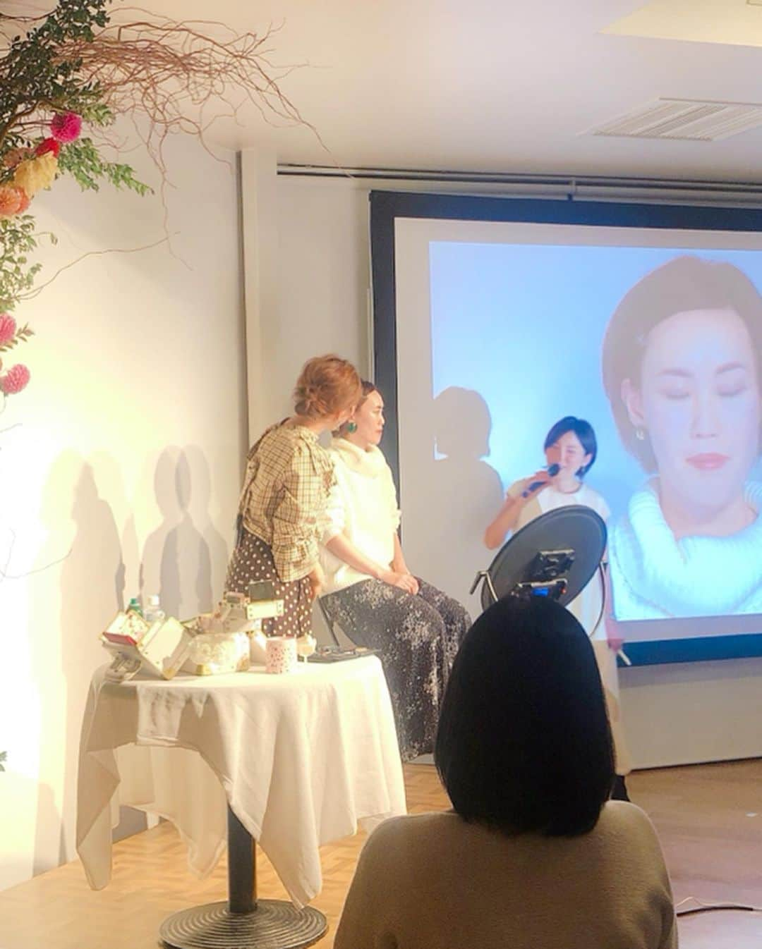 長井かおりさんのインスタグラム写真 - (長井かおりInstagram)「Make up Party vol.7﻿ 〜Try Everything〜﻿ レポート②﻿ ﻿ 7年目の、メイクアップパーティ！﻿ 恒例の突撃お直しコーナーは、やっぱり﻿ 盛り上がりますね♡﻿ ほんのすこしの事で、パァァッと顔が﻿ 明るくなったり、垢抜けたり😚﻿ 楽しい時間でした！﻿ ﻿ 会の後半はたーーーくさんのお土産を﻿ ご紹介して、さらには抽選会も💋﻿ 参加者の皆様にぜひ！と、たくさんのブランド様﻿ からご提供頂きました。﻿ 本当に本当に驚きの量でしたね🤣﻿ (ブランド様ありがとうございました！)﻿ ﻿ そして、なんと1部には @igari_shinobu ちゃんが﻿ 見に来てくれて、サプライズでお話をしてもらいました💋﻿ ﻿ こんなにも、笑いと笑顔と感動に包まれた１日を、﻿ 作り出してくれたのは、なんといっても﻿ お手伝いに入ってくださったスタッフのみんなの﻿ おかげです！﻿とにかく感謝感謝です！ ﻿ そして最後に、 ご来場くださった皆様、﻿ 誠にありがとうございました😊﻿ 少しづつ変わっていくってトレンドも、﻿ 基本を身につけて、変化を楽しむ心意気でいれれば、何も怖くはありません😉﻿ 一緒に頑張りましょ〜😘 このようなイベントを通じて、これからも﻿ たくさんの方のお役に立てたらなぁと、﻿ 思っています😉﻿ ﻿来年もいろいろなイベントに、ぜひお越しくださいませ❤️ ﻿ Make up Party💄﻿ Director @erica4306  MC﻿ @shibarei00  Photo﻿ @oshima_ringo  Flower tomomi toyokawa﻿ ﻿ ﻿ ﻿ #MUP #MUPvol7 #メイクアップパーティ #メイクアップパーティー #長井かおり主催イベント #自主主催 #メイクイベント #メイクショー #美容イベント #ビューティーイベント #カラーメイク #メイクアップ #makeup﻿ ﻿」12月16日 12時15分 - kaorimake