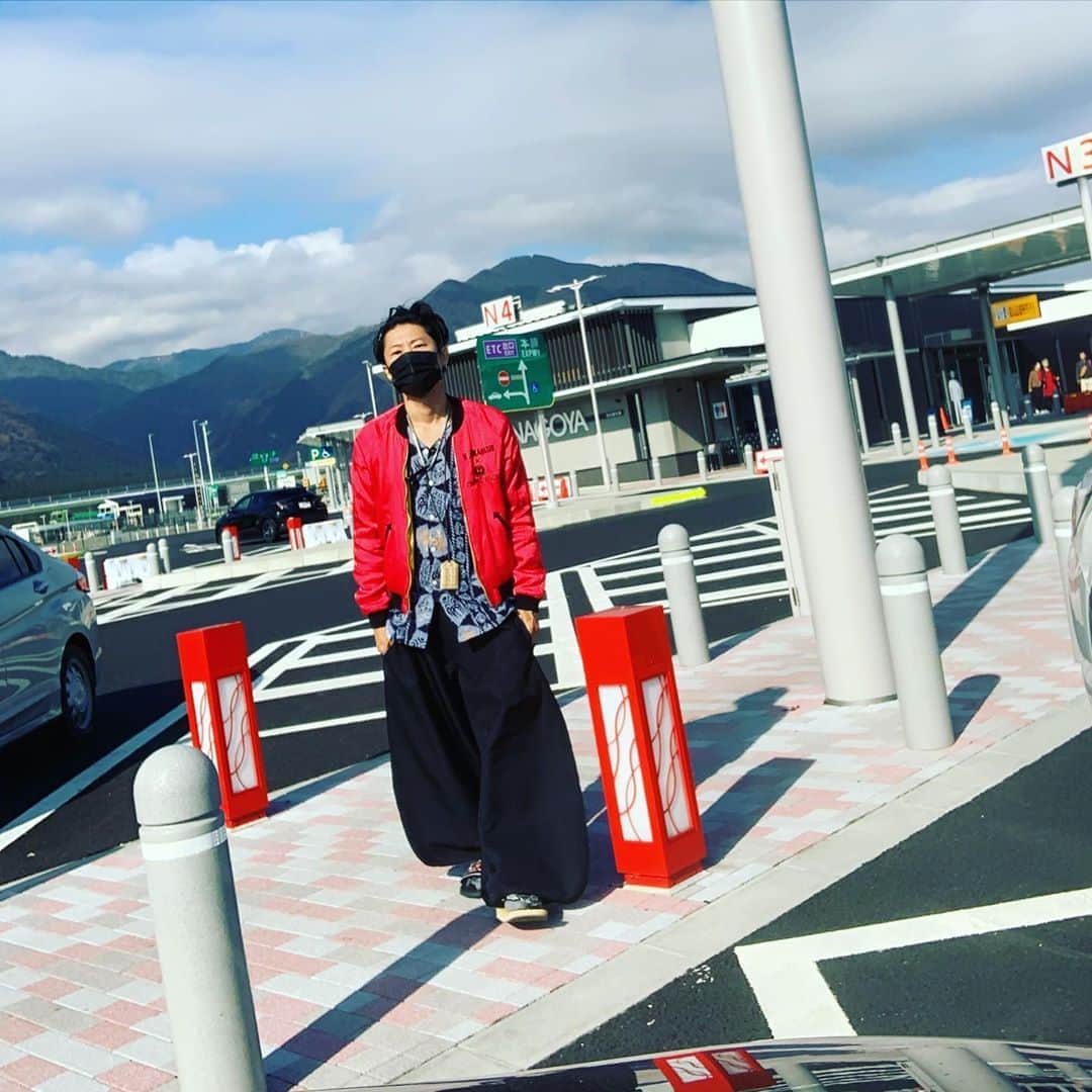 染谷俊のインスタグラム：「奈良歴男。 有終の美。 気持ちよかった。 みんな、ありがとう！！ 自分が話してる時の、みんなの耳を傾けてくれたたくさんの姿。 忘れない。 最後はご機嫌すぎて、笑いすぎて、またハメはずしたっちゃ。 また逢う日まで。 山々が綺麗な今年の旅は終わりだ。。 さ、 新宿マーブルライブ、横浜音楽書簡ライブへ、Shun cafe、ランナイトへ！！ リハーサルバリバリ週間。」