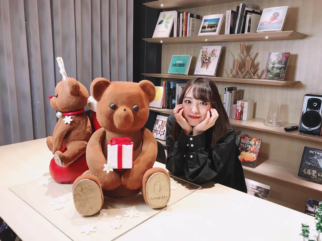 飯窪春菜のインスタグラム：「🐻🍰🎄 ・ ・ @louange.tokyo のウィンタークリスマスコレクション🎁 ・ 最高に可愛くて美味しいケーキばかりでした🥺💓 ・ 一緒に行ったのは可愛い美容師のはるかちゃん！ 一番右の方は広報のりささん！ いつも楽しいお2人です☺️ ・ ・ ・ #ルワンジュ東京  #クリスマスケーキ  #くまさんケーキ  #データフォルダが幸せいっぱい🤤 #はるなの毎日  #飯窪ってる」
