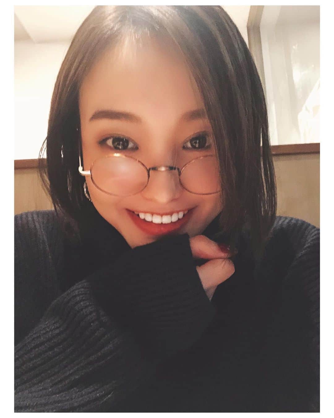 のインスタグラム：「❄️ ❤️ ❤️ ❤️ 12月ももう半ばだね🥴 みんなお仕事に忘年会に忙しくしてるかな？ 29日に忘年会やるので是非来てくださーい🥰💕 #似合わない#丸メガネ#ジョンレノン#ごはんですよ」
