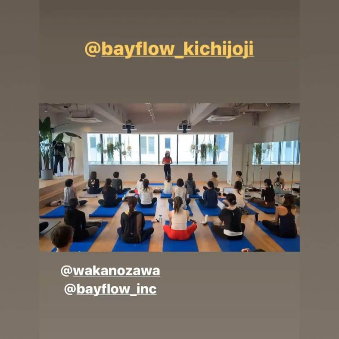 野沢和香さんのインスタグラム写真 - (野沢和香Instagram)「昨日は　@bayflow_kichijoji のスタジオで年内最後になるヨガイベントでした🙋‍♀️ with the FLOW(流れに身を任せる)をテーマに皆とヨガをして⤴︎その後トークセッション🎄  瞳をキラキラさせたり、 涙をポロポロ流してお話ししにきてくださる皆さんと、会ってお話しができて本当に嬉しかったです。 私のイベントやクラスに来てくださる方は、本当にびっくりいい人‼️そして心優しい😭✨ それは私の自慢です🙌 心洗われるような時間でした🙏🎄 年末の忙しい時間を使って、参加してくださった皆さん、本当にありがとうございました！  そして！ 今年もビーチヨガ　@shonanbeachyoga で沢山楽しいイベントした　@maimaiichikawa との準備のやりとり🤣や、 @bayflow_inc でずっと一緒に物作りしてる @xofujichixo とのトークショー👯‍♀️、 普段中々会えない　@bayflow_kichijoji やbayflowの皆と年内最後にワイワイ🎅準備できたり写真を撮ったり楽しい時間でした✨🎄😊 bayflowのイベントにもかかわらず、 @yanuk_official のヨガデニムを穿いてヨガする私💦🤣に、 まさかのデニムを宣伝してくださる　bayflowの愛ったら😭🙏💗 本当にbayflowの皆が大好きです！  これまた今私がお仕事させてもらってる皆さんも、本当に良い人で、愛がある！方ばかり！なのが自慢です🙌😆 幸せ者だ！グフ💕  楽しい一日でした！ またみなさん、来年沢山イベントで会いましょう！🧘‍♀️ さて、あとの🧘‍♀️年内クラスは、１９日のUTLと２６日のbemyselfクラスのみ！ １９日のUTLは今月だけ時間が16時50分〜に 変更になっていますので、どうぞお待ちがえなく🙇‍♀️」12月16日 12時27分 - wakanozawa