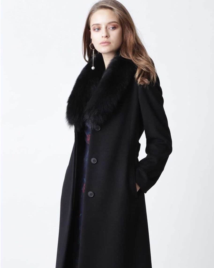 LOCONDO.jp さんのインスタグラム写真 - (LOCONDO.jp Instagram)「【PINKY & DIANNE】  カシミヤ混の軽くて、暖かい素材で仕上げたロングコートです。 上質でエレガントなフォックスファーをあしらい、ワンランク上の表情。  カシミヤ混FOXファーコート ブラック  #locondo #PINKYandDIANNE #outer #coat #2019aw #fashion #instafashion #style #ig_fashion #ladiesfashion #instagood #패션 #패션스타그램 #时装 #时尚 #鞋 #ロコンド #ピンキーアンドダイアン #コート #アウター #2019秋冬新作 #レディースファッション #ファッション #ファッションコーデ #ファッション好き #服 #自宅で試着 #気軽に返品 #靴を買うならロコンド #靴だけじゃないよロコンド」12月16日 12時43分 - locondo_official