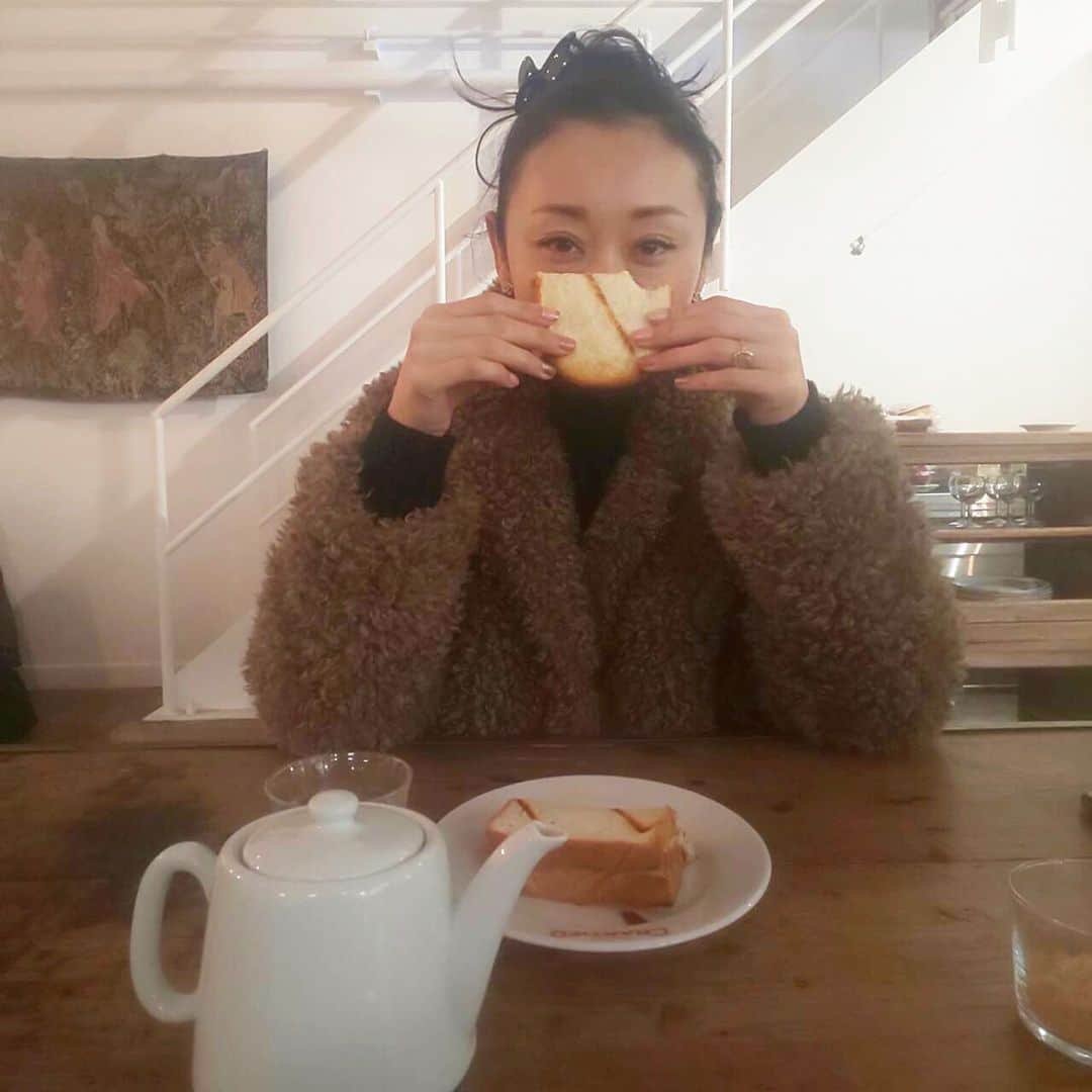 masakiさんのインスタグラム写真 - (masakiInstagram)「breakfast☕️🍽 ぼぼカノのかーちゃんと朝活 サンドイッチに焼き立てビクトリアケーキ。 早起き最高！ まるでデビッド・ハミルトンに撮影されたかのよう♡ に、もやーっとフィルターかかってるのは、 彼女のレンズがまたしても汚れてるせいだったわよ<3」12月16日 12時52分 - mogurapicassowols