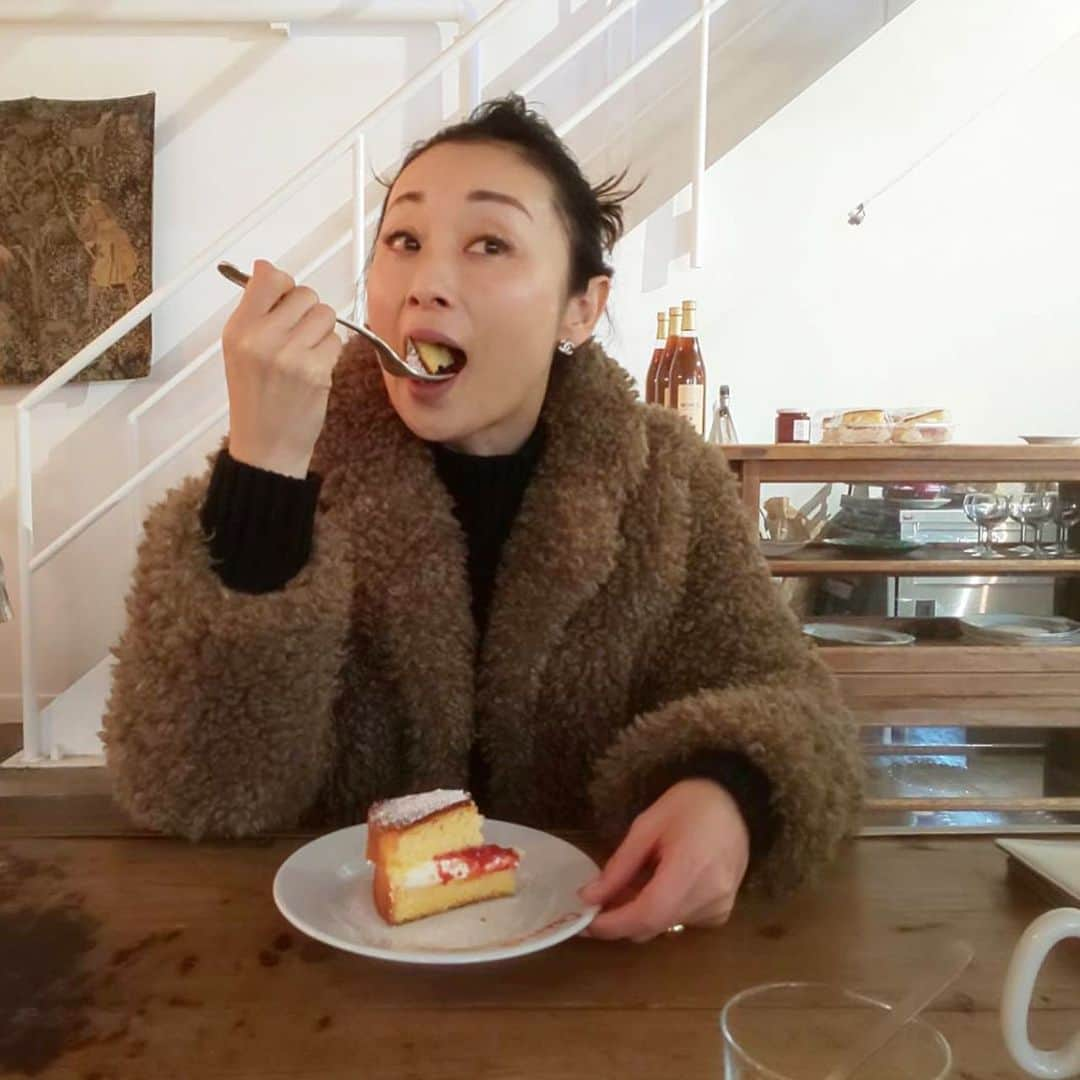 masakiさんのインスタグラム写真 - (masakiInstagram)「breakfast☕️🍽 ぼぼカノのかーちゃんと朝活 サンドイッチに焼き立てビクトリアケーキ。 早起き最高！ まるでデビッド・ハミルトンに撮影されたかのよう♡ に、もやーっとフィルターかかってるのは、 彼女のレンズがまたしても汚れてるせいだったわよ<3」12月16日 12時52分 - mogurapicassowols