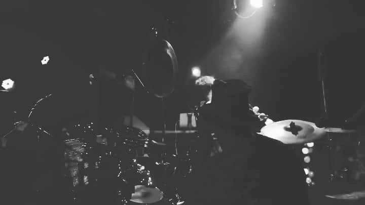 のインスタグラム：「12/15 NAGOYA BREAK!! 次回12/28 梅田シャングリラ 今年の歌い納めだ！  key. @jun_murayama_official  bass. @shokonakamurabass  drum&perc. くわG guitar. ひろ」