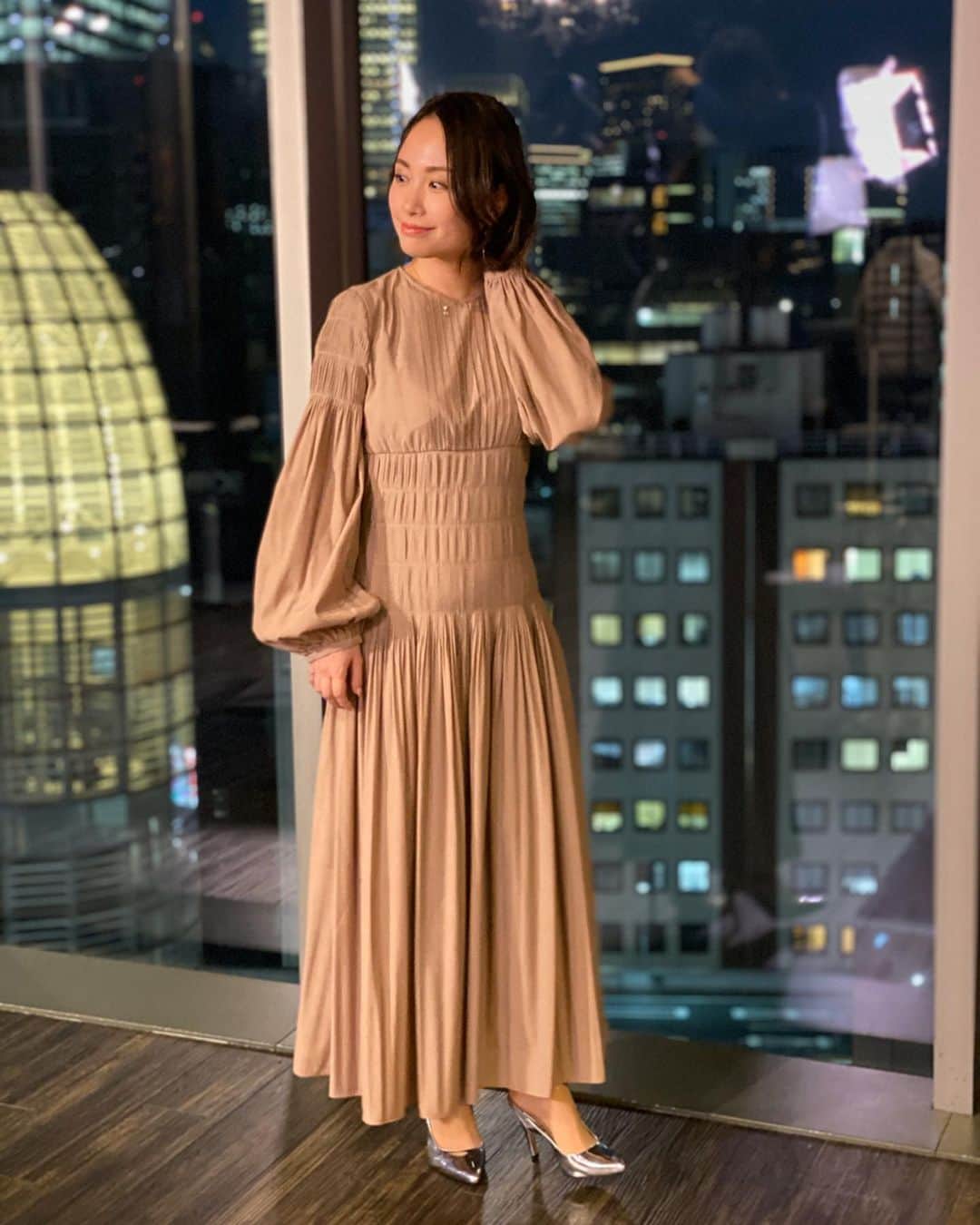 寺田有希さんのインスタグラム写真 - (寺田有希Instagram)「最近の動画で衣装にした、こちらのワンピース👗『かわいい〜』とご好評いただいたので紹介しちゃう(*´꒳`*)✨ ・ ・ 【FRAY I.D】 プリーツシャーリングワンピース ¥23,000+tax� @fray_id ・ ・ このブランドが大好きなの〜✨ ここはね、まずデザインがかわいい！ちょっと変わってるデザインなのに、上品さが残ってるんだよなあ(*´꒳`*)✨ ・ ・ それに、何より！！！ チビでも可愛く着れるんだ🥺✨ 152cmしかない私でも、可愛いデザインを残したまま着れるんだよね〜✨ もちろん身長がある人はもっと綺麗に着こなせると思うけどね！低身長さんにも、高身長さんにもオススメ！ ・ ・ 実は、この撮影の日… 戸賀さん(@togacci48 )にも『そのワンピース可愛いね！』って褒めてもらったの🥺✨ ・ ・ やはり、男性ウケがいいって大事よね🤣✨ 女性には本当オススメ！男性は、彼女や奥様にオススメしてあげてみては？✨ ・ ・ いっぱい動画もあがってるよ〜 見てね(*´꒳`*)✨ 【B.R. channel】 @b.r.online  https://www.youtube.com/user/brchannelqa ・ ・ #frayid #かわいい #オススメ #brchannel #mensfashion  #寺田有希 #teradayuki」12月16日 12時55分 - terada_yuki
