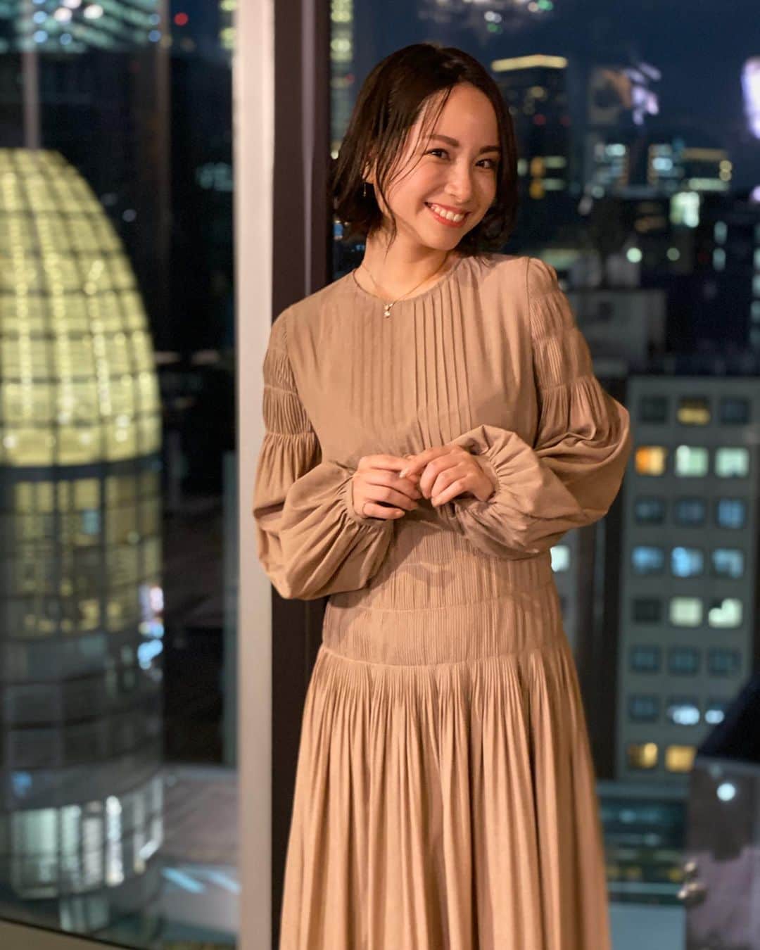 寺田有希さんのインスタグラム写真 - (寺田有希Instagram)「最近の動画で衣装にした、こちらのワンピース👗『かわいい〜』とご好評いただいたので紹介しちゃう(*´꒳`*)✨ ・ ・ 【FRAY I.D】 プリーツシャーリングワンピース ¥23,000+tax� @fray_id ・ ・ このブランドが大好きなの〜✨ ここはね、まずデザインがかわいい！ちょっと変わってるデザインなのに、上品さが残ってるんだよなあ(*´꒳`*)✨ ・ ・ それに、何より！！！ チビでも可愛く着れるんだ🥺✨ 152cmしかない私でも、可愛いデザインを残したまま着れるんだよね〜✨ もちろん身長がある人はもっと綺麗に着こなせると思うけどね！低身長さんにも、高身長さんにもオススメ！ ・ ・ 実は、この撮影の日… 戸賀さん(@togacci48 )にも『そのワンピース可愛いね！』って褒めてもらったの🥺✨ ・ ・ やはり、男性ウケがいいって大事よね🤣✨ 女性には本当オススメ！男性は、彼女や奥様にオススメしてあげてみては？✨ ・ ・ いっぱい動画もあがってるよ〜 見てね(*´꒳`*)✨ 【B.R. channel】 @b.r.online  https://www.youtube.com/user/brchannelqa ・ ・ #frayid #かわいい #オススメ #brchannel #mensfashion  #寺田有希 #teradayuki」12月16日 12時55分 - terada_yuki
