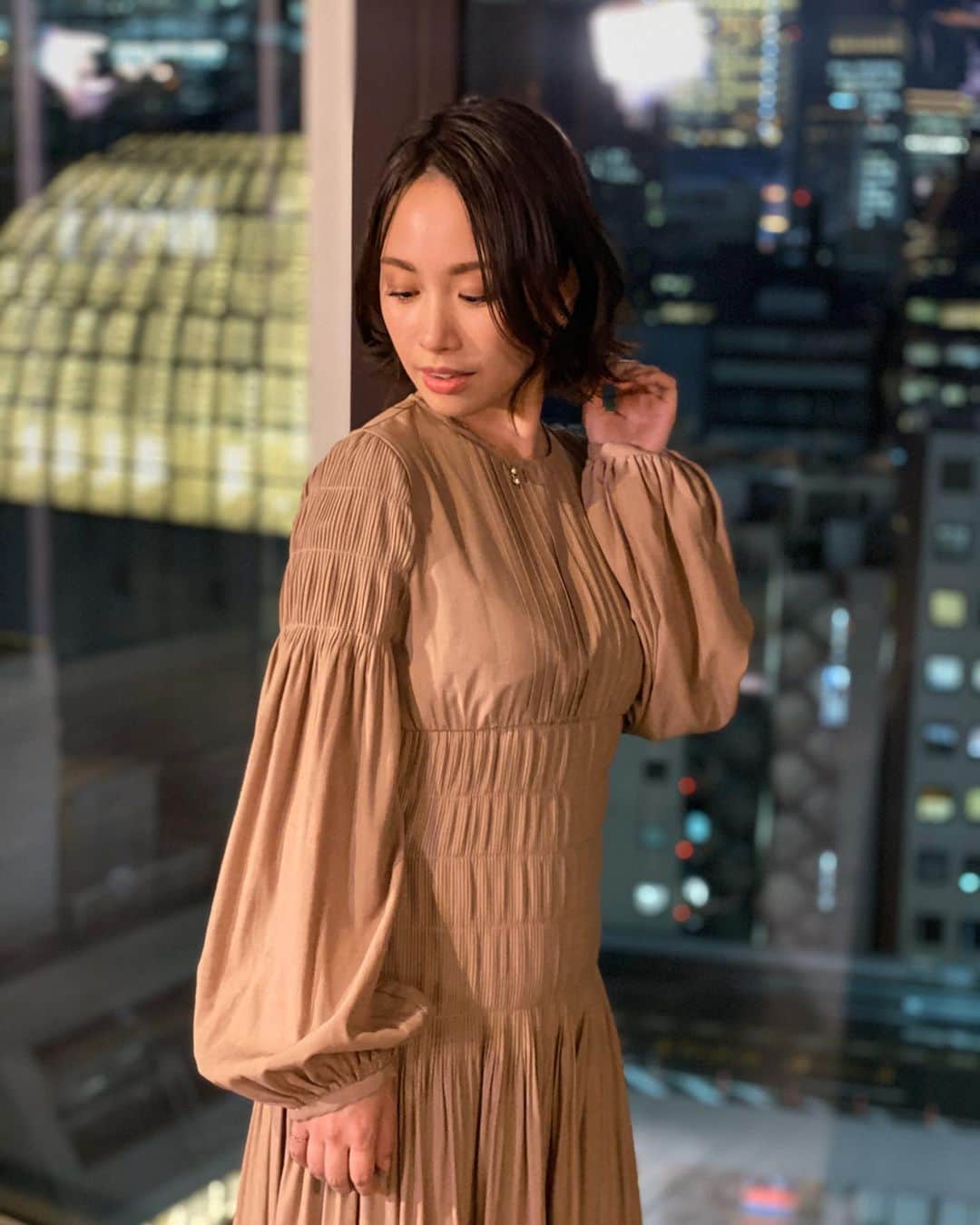寺田有希さんのインスタグラム写真 - (寺田有希Instagram)「最近の動画で衣装にした、こちらのワンピース👗『かわいい〜』とご好評いただいたので紹介しちゃう(*´꒳`*)✨ ・ ・ 【FRAY I.D】 プリーツシャーリングワンピース ¥23,000+tax� @fray_id ・ ・ このブランドが大好きなの〜✨ ここはね、まずデザインがかわいい！ちょっと変わってるデザインなのに、上品さが残ってるんだよなあ(*´꒳`*)✨ ・ ・ それに、何より！！！ チビでも可愛く着れるんだ🥺✨ 152cmしかない私でも、可愛いデザインを残したまま着れるんだよね〜✨ もちろん身長がある人はもっと綺麗に着こなせると思うけどね！低身長さんにも、高身長さんにもオススメ！ ・ ・ 実は、この撮影の日… 戸賀さん(@togacci48 )にも『そのワンピース可愛いね！』って褒めてもらったの🥺✨ ・ ・ やはり、男性ウケがいいって大事よね🤣✨ 女性には本当オススメ！男性は、彼女や奥様にオススメしてあげてみては？✨ ・ ・ いっぱい動画もあがってるよ〜 見てね(*´꒳`*)✨ 【B.R. channel】 @b.r.online  https://www.youtube.com/user/brchannelqa ・ ・ #frayid #かわいい #オススメ #brchannel #mensfashion  #寺田有希 #teradayuki」12月16日 12時55分 - terada_yuki