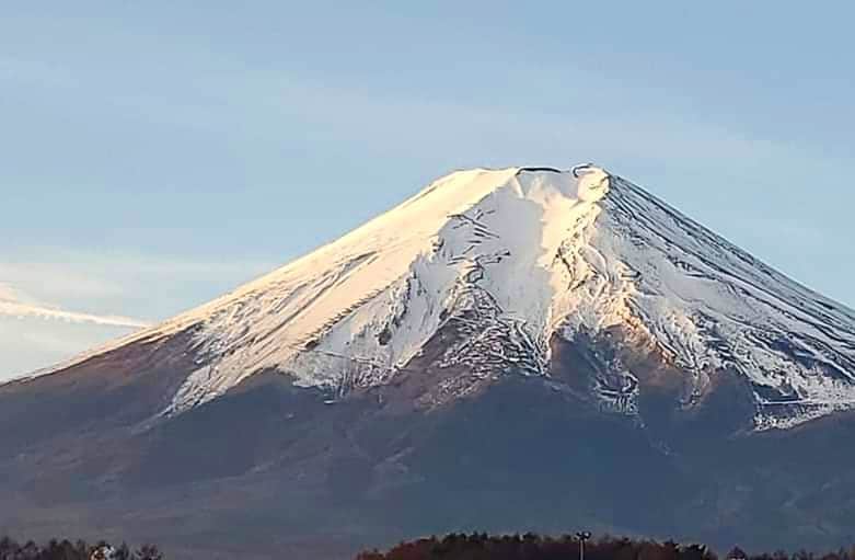 フレシャス公式(FRECIOUS) さんのインスタグラム写真 - (フレシャス公式(FRECIOUS) Instagram)「. すっかり富士山も冬の装いとなりました。 . こちらの写真はフレシャス採水工場のある富士吉田市からの一枚。今朝も起きるのがつらくなるほどの厳しい冷え込みでした。 . 残り半月あまりで令和元年も終わり。 年末でお忙しい方も多いと思いますが、お体には気を付けてお過ごしくださいね。 . 私も今年やり残したことを振り返りながら、新年を迎える準備をしたいと思います。 . . ─────────────── ★リポストキャンペーン実施中★ フォローしてご参加ください♪ ↓　↓　↓ 【フレシャス公式】 @frecious_official ─────────────── . . #フレシャス #FRECIOUS #天然水 #富士山 #mtfuji #富士山の銘水 #今日の富士山 #ウォーターサーバー #絶景 #世界遺産 #世界文化遺産 #山梨 #山梨県 #富士吉田 #シンプル #mountain #japan #冬の富士山 #winter #japan」12月16日 12時57分 - frecious_official