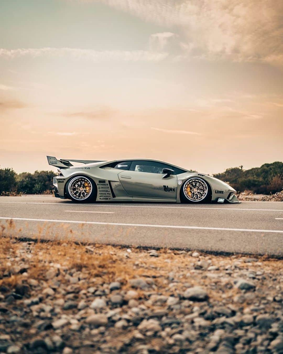 CARLiFESTYLEさんのインスタグラム写真 - (CARLiFESTYLEInstagram)「Spaceship on wheels. @anrkywheels #carlifestyle Photo @seanpervak @aerosunzusa」12月16日 12時58分 - carlifestyle