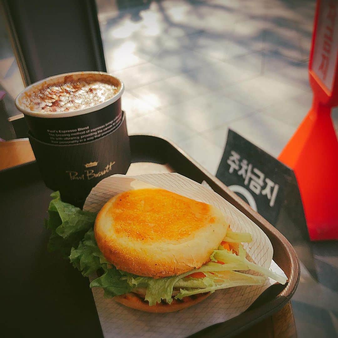 小峰みこさんのインスタグラム写真 - (小峰みこInstagram)「韓国のそこらへんのカフェで朝ごはん🇰🇷 . #korea #breakfast #カプチーノ #サンドイッチ #ベーコンマフィン #韓国の飲み物はホットも大きい #식사 #出差 #韓国  #一人旅 #ふらっと #日帰り  #タビジョ」12月16日 12時58分 - mico_19911201