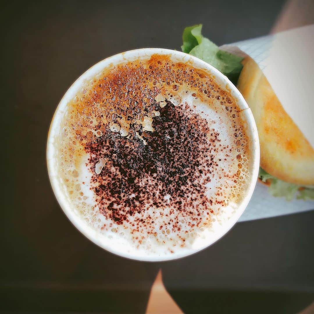 小峰みこさんのインスタグラム写真 - (小峰みこInstagram)「韓国のそこらへんのカフェで朝ごはん🇰🇷 . #korea #breakfast #カプチーノ #サンドイッチ #ベーコンマフィン #韓国の飲み物はホットも大きい #식사 #出差 #韓国  #一人旅 #ふらっと #日帰り  #タビジョ」12月16日 12時58分 - mico_19911201