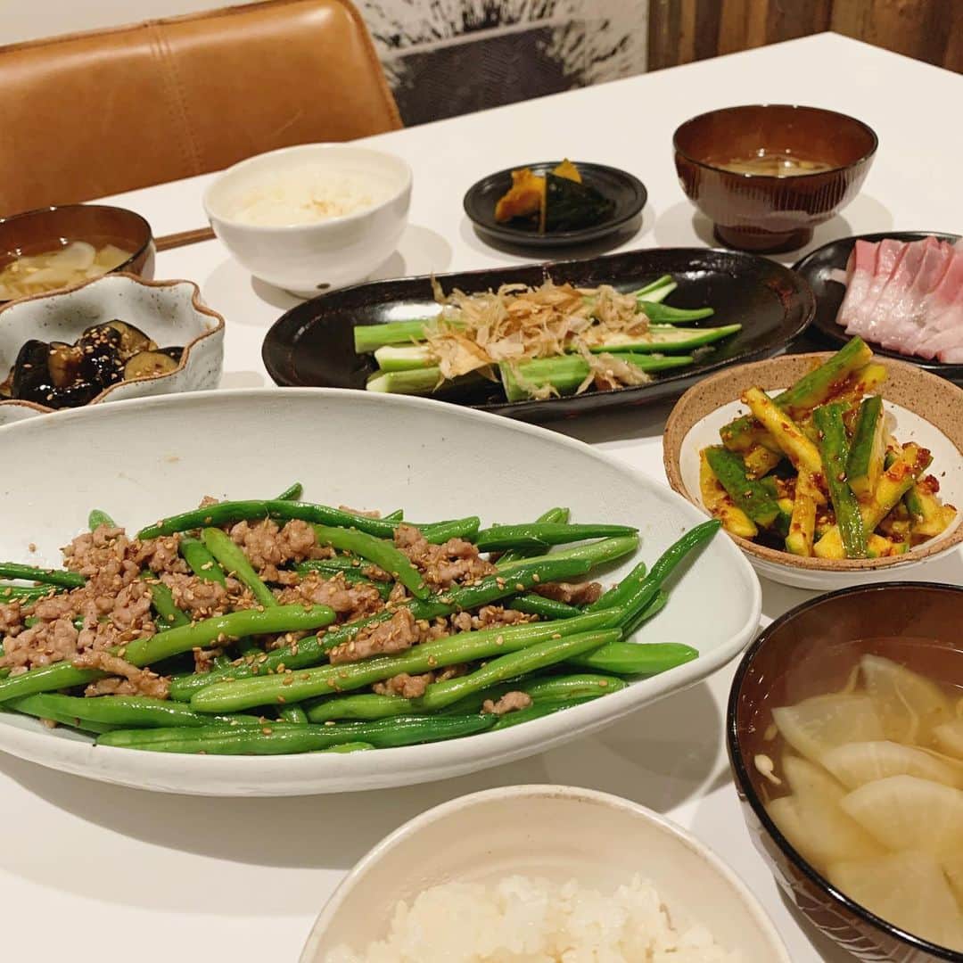 高木りなのインスタグラム：「Weekend dinner♡ 緑のお野菜がたっぷりな健康ごはん。 そして熟成キムチと豚肉煮。 주말은 녹색이 많은 건강식단 그리고 묵은지 돼지고기 찜! . #rinastable #homecooking #おうちごはん#晩ごはん#韓国料理#집밥#저녁밥상 #리나스테이블」