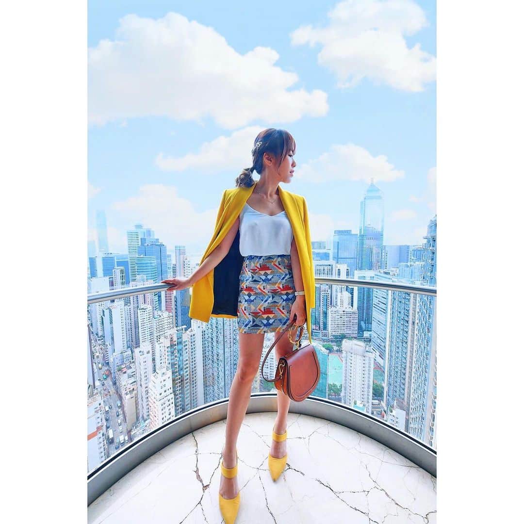Miss Hunnyのインスタグラム：「對付呢種女人， 一嚟就要有一對居高臨下嘅眼神， 一條強而有力嘅臂彎， 將佢由慾海裡面拯救出嚟！  邊套戲(´･_･`)？ 不如你留言講一段 / 一句 周星馳嘅電影對白， 唔係周星馳講都得， 我答返你係邊套～ 應承你唔google (˶‾᷄ ⁻̫ ‾᷅˵) . . Makeup & hair do | @angelashummakeup  Hair make | Rick (9637 1903) Photo by | @szetosifu」