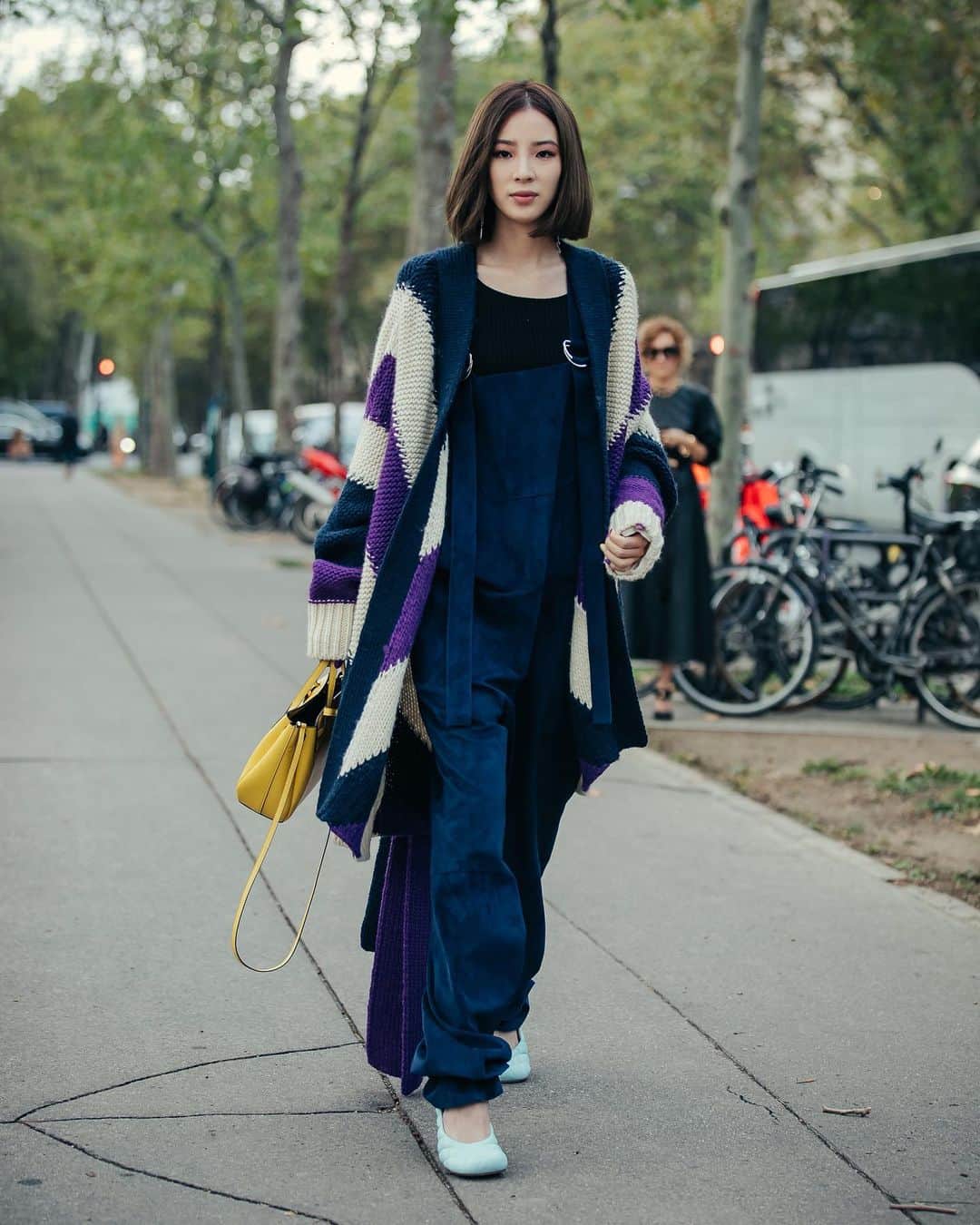가로수길 , Seoulのインスタグラム：「Paris Fashion Week 📸📸 @jaylim1  되돌아보는 파리패션위크 곧이다곧 . . #写真  #instafashion #파리 #東京 #서울패션위크 #sfw #오오티디 #nyc #koreafashion #패션그램 #womenswear #nyfw #데일리그램 #outfit #ootd #street #streetfashion #streetphoto #가로수길 #이태원 #사진 #스트릿패션 #모델 #wiwt #nyfw #pfw」
