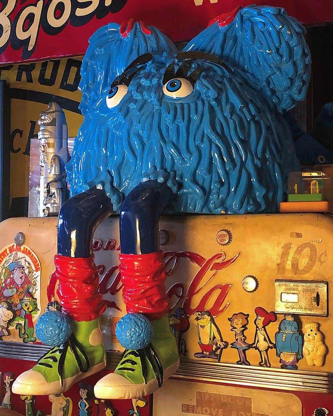 大川知英のインスタグラム：「80's Mcdonald's "The Fry Kids " Fly Girl Store Display 🇺🇸 アメリカから飛んできたスペシャルガール❗️ 目ん玉も身体もブルーでデカイし激カワ🤪 そして、とてつもない重さ🍟 12月は新入生がまだ来ます👮🏼‍♂️うぴー🤡 #mcdonalds#theflykids #flygirl #storedisplay #80s#vintage #スペシャルガール#テキサス州から飛んできた #プライドポテト#可愛いさと重さ半端ねぇ #青好き#デカ物好き#おおばかやろう  #ノーマネー#うぴ #amecajiboys #takatsubase #アメトイ部キャプテン」