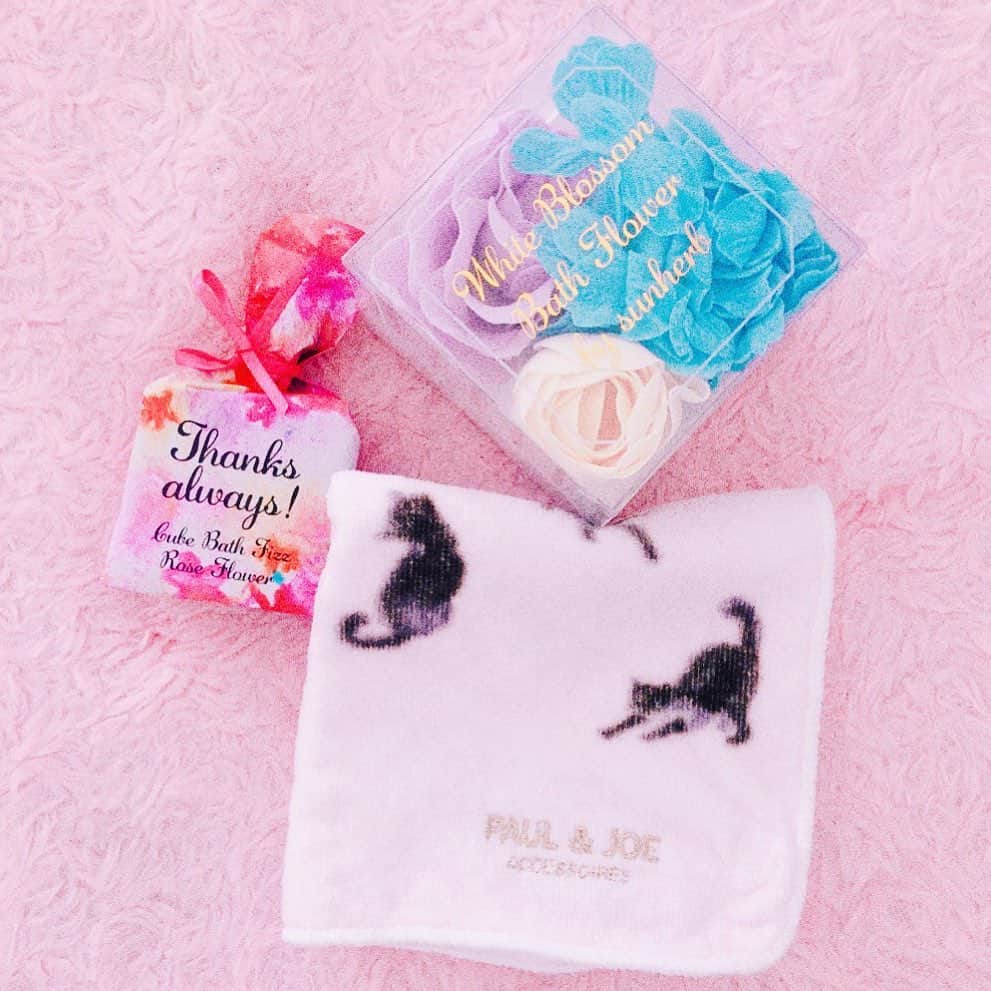 のインスタグラム：「ENGAG.INGのりあちゃん(@kobatoriapipi )からお誕生日プレゼントを貰ったの👼🏻♥ 可愛くて使えない…ってなりながら今日ハンカチを下ろしました(⸝⸝⸝´꒳`⸝⸝⸝)照 お風呂可愛くなるな~~~•̥ ̫ •̥うれぴ💕」