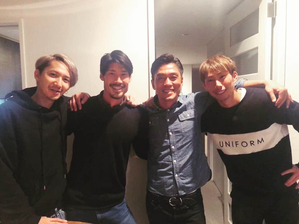 のインスタグラム：「‪昨日は自分にプロの世界に入るきっかけをくれた健仁さんのお家に招待してもらいました。そして当時若造で一緒に切磋琢磨してた戦友の大輔家族と東くん家族ともご一緒させてもらいました。 ‪当時の新潟の雰囲気はよかったよねと。‬ ‪選手全員が同じ方向を向く事って本当に大事な事なんだと色々と経験をして気づきました。日本代表を経験している二人の話はやっぱり学びになるし、それでも当時と変わらずふざけあえる彼らとの関係は本当にサッカーがくれた宝物だと思います。 そしてそんな宝物に出会わせてくれるきっかけをくれた健仁さんには本当に感謝しています。まだまだ木暮も彼らに負けないように頑張ります‼︎ #サッカー#アルビレックス新潟#Jリーグ#プロサッカー選手#東口順昭#鈴木大輔#football#木暮は嫁が風邪で一人で参加#ってことにしとく#来年は嫁をつれて参加がミッション#まだまだ無理そうです#love」