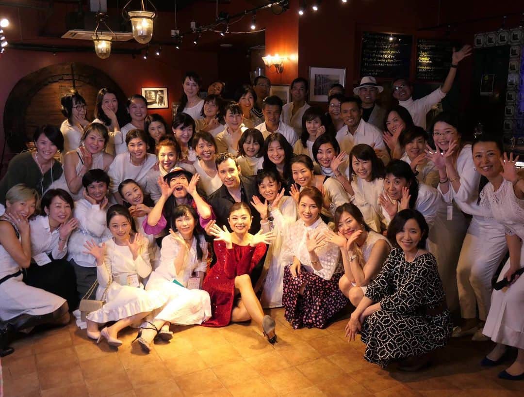 間々田佳子のインスタグラム：「ホワイトパーティー🎉 ご参加いただきましたみなさまありがとうございました😊✨ みんなキラキラとして素敵です💕  #間々田佳子 #表情筋研究家 #写真うつりを良くする講座」