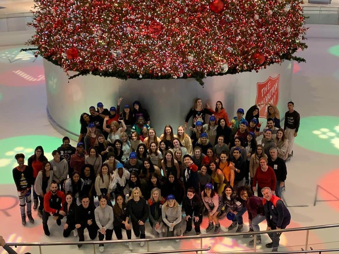 Rozinaのインスタグラム：「Super fun tonight!! 🎅🏼🎄☃️⛸⛸Thanks for having me! 🥰@icegirlash @ovdallas #doingthings #outdoorvoices」