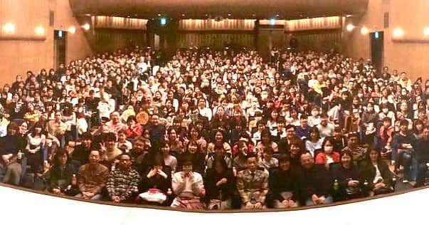 善し のインスタグラム：「COWCOW26周年LIVEファイナルなんばグランド花月ありがとうございました。  大阪のお客さんも最高！！ やってるこっちも楽しみにながらやってました。  みなさんの笑いに包まれながらの2時間。  最高でした。  常日頃思っていますが、相方と26年ネタを作ってみなさんにわらってもらえる人生には感謝してます。  またやりたいです。  なので、また来年。  みなさんに会いたい。」