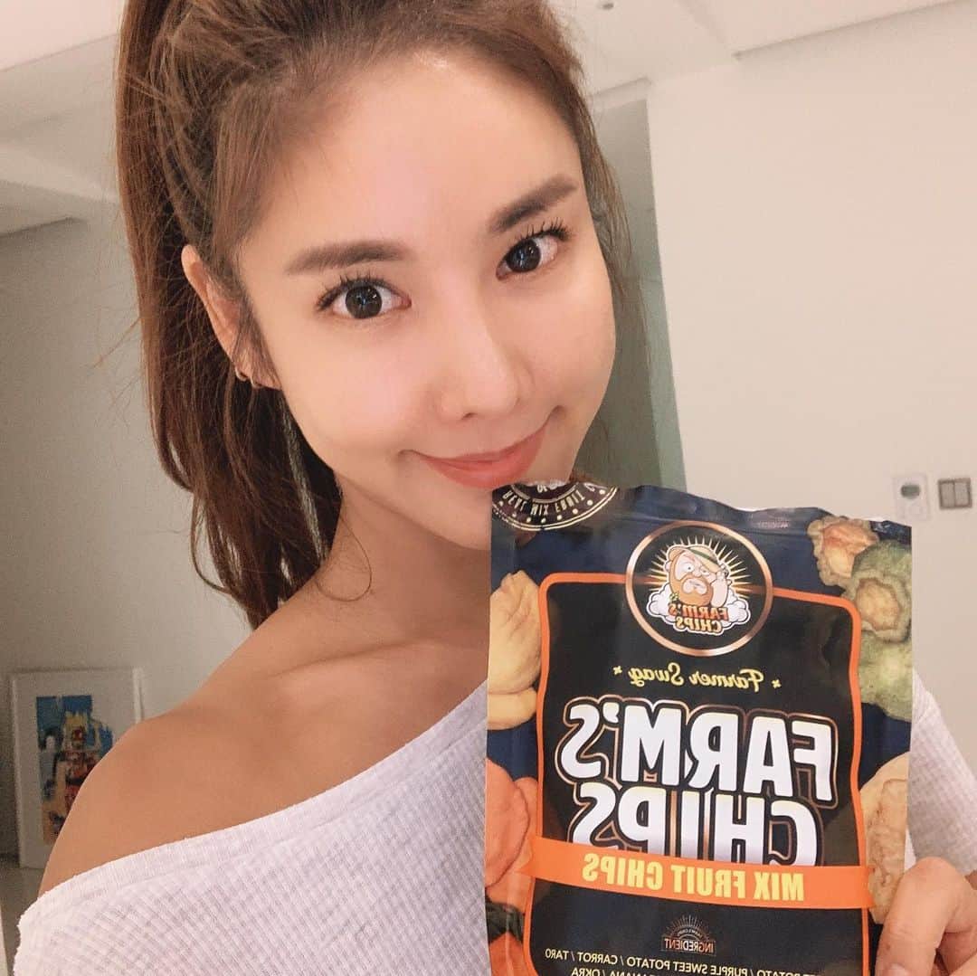 キム・ジュニさんのインスタグラム写真 - (キム・ジュニInstagram)「내일 #팜스칩스 가 돌아옵니다! 기름에 튀기지 않은 건강한 간식을 찾으셨다면 주목해주세요! 저온진공공법(Low temperature vacuum oil): 오일을 코팅하여 70도 저온진공상태에서 수분을 제거하는 방식으로 기름이 스며들지 않고 더욱 바삭하며 원재료의 풍미를 살리는 최신의 가공기술로 만들어진 건강하고 맛있는 간식이에요! . 콜레스테롤 X 트렌스지방 X 밀가루 X 100% 고구마,자색고구마,바나나 잭후르츠,타로, 여주, 당근,오크라 로 만들어진 팜스칩스는 건강한 간식을 기다리는 분들에게 너무나 반가운 간식이 아닐수 없어요! 설탕,밀가루가 없는 과자, 나트륨 함량도 100그람당 1%밖에 없어 따로 조미하지 않은 자연그대로의 단백한 맛을 즐기실수 있어요 . 한봉지에 only 470kcal! 다른 과자들에 비해선 현저히 낮지만  그래도 왜 튀기지 않았는데 칼로리가? 하시는 분들 계시죠? 과일,고구마등 과일의 건강한 영양소가 들어가 있기 때문에 칼로리가 없지는 않아요! 다만!!!! 다이어트를 똑똑하게 하고 계신 분들이라면! 밀가루, 설탕,지방 등의 칼로리가 아니라면 우리가 근육을 유지하고 지방을 태우는데 필요한 열량이란걸 아실꺼에요! . 식이섬유와 비타민,안토시아닌이 많은 고구마를 비롯 칼륨,팩틴,카로틴,마스네슘,칼슘,베타카로틴들이  가득 들어간 건강한 영양섭취까지 한번에 즐기세요!! . - 365일 군것질 러버 - 야채를 싫어하는 아이들 - 부담없는 술안주 - 야식대신 가볍게 - 여행용 비상식량 . [옵션1] 팜스칩스 1개 정상가: 9,000원-> 핫딜가: 6,500원 [옵션2] 팜스칩스 3개 정상가: 27,000원-> 핫딜가: 18,000원 [옵션3] 팜스칩스 5개 정상가: 45,000원-> 핫딜가: 28,000원 [옵션4] 팜스칩스 10개+1개 추가증정! 정상가: 90,000원-> 핫딜가: 55,000원 (무료배송까지!) . 미친 핫딜가를 3일간 만나보실수 있으세요! 진짜 꼭 드셔보시길 바래요!! 골라먹는 재미에 건강까지 챙겨요 우리! . #에바주니x팜스칩스 공구기간 12/17-19 마감 . **팜스칩스는 기름에 튀겨내지 않고 겉표면에 오일을  살짝 발라 저온진공법으로 생산한 제품이지만 뒷면표기에 유탕처리제품 이라고 표기된 것은 국내 식품법에서  #저온진공법 에 대한 가이드가 없어 식품표기 분류법에 유탕처리로 표기함을 알려드립니다.」12月16日 13時37分 - evajunie