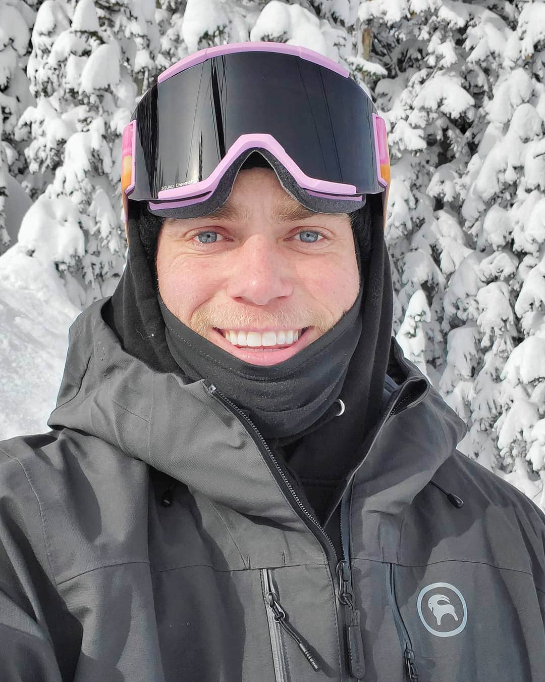 ガス・ケンワージーのインスタグラム：「Today was my first day back on skis in 9 months and it was fun! I'm remembering the love and support that I got last time I took an extended break from skiing - swipe right to see! ❤️」
