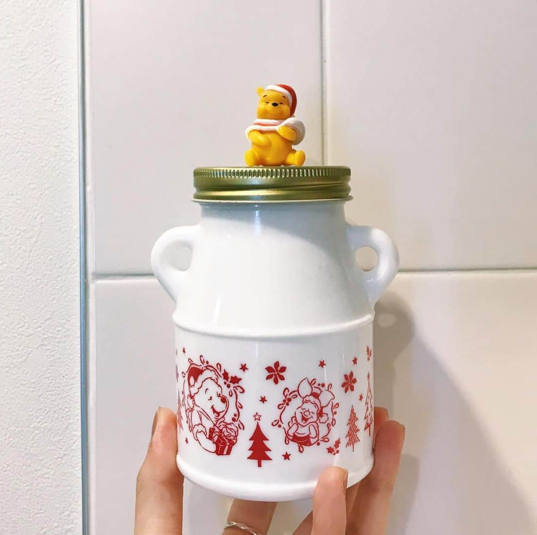 三戸なつめさんのインスタグラム写真 - (三戸なつめInstagram)「紅茶瓶が可愛くて即買いしてもたプーさん！ なんだこの顔、癒しだわは〜 #mito_natsume #disneychristmas #VLOG更新したうぃっ」12月16日 13時53分 - mito_natsume