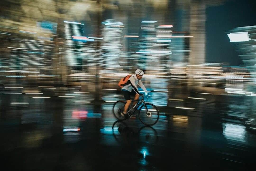Canon Asiaのインスタグラム：「Never miss a moment with the EOS R’s high-speed AF! ⚡ This came in extremely useful for Yik Keat in capturing this quick-moving scene on the streets, even under low-light conditions. ⁣ ⁣Learn more about how the EOS R ideal for night photography 🌙, link in bio! ⁣ ⁣📷 Image by Lee Yik Keat (@yk) shot using the Canon EOS R | Canon RF 24-105mm f/4L USM | f/4 | 1/13s | ISO 3200 | 24mm ⁣ ⁣Want your photos to be featured too? Tag them with #canonasia or submit them on My Canon Story, link in bio! ⁣ ⁣#canonasia #photography #korea #seoul #street #streetphotography #candid #gwangjangmarket」