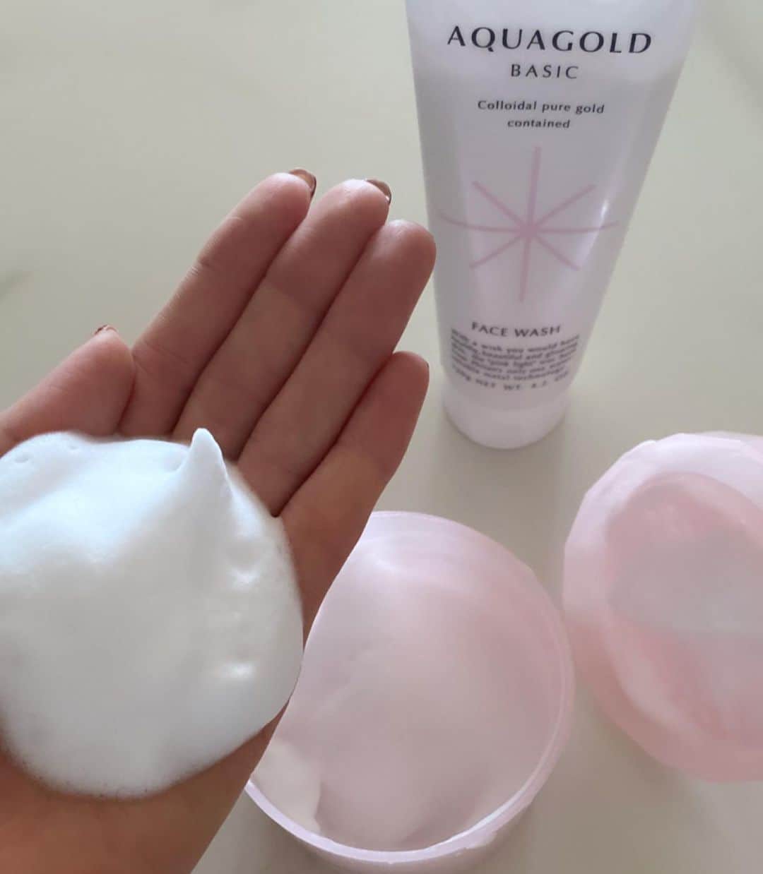 のインスタグラム：「見て見て❣️この泡😍✨ て、言いたくなるくらい濃密な泡で今朝は洗顔しました😆✨ アクアゴールドフェイスウォッシュを今購入すると100名様に。 この泡が簡単に作れちゃうマイクロホイッパー＋送料無料のプレゼントをしています🎁✨ （非売品なのでこの機会に是非❣️） いつも同じ洗顔を使用してるけど、泡立てると更にスッキリもっちり肌に仕上がったよ✨  余ったら私はbodyにも使っちゃいます😊✨ #もっちり濃密泡洗顔 #アクアゴールド #AQUAGOLD #ファイテン #えれな  @aquagold_official」