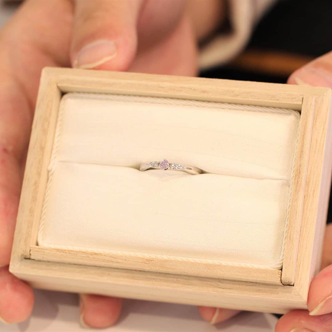 BIZOUX BRIDAL | ビズーブライダルのインスタグラム：「. 年々希少価値が高まる「愛の宝石」ピンクダイヤモンド。 . そんな特別なピンクダイヤモンドを引き立てるように5粒のダイヤモンドが煌めく「サイドストーン」をオーダーしていただきました。 . お相手様の喜ぶ姿を想像すると嬉しくなると話してくださったT様。ぜひ今度はお二人でのご来店もお待ちしております。 . 撮影のご協力ありがとうございました。 . . ただ今、対象の婚約指輪を通常納期よりも早くお届けしております。お急ぎのお客様はぜひご相談ください。」