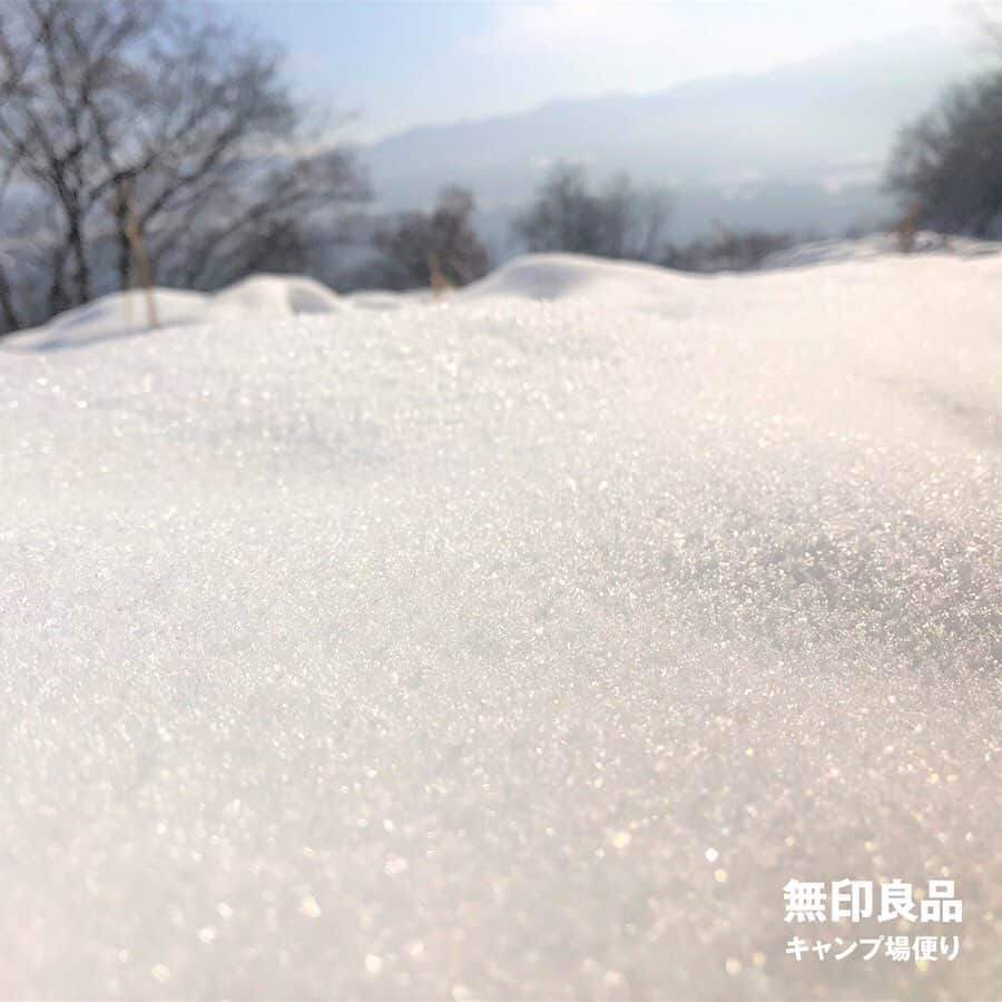 無印良品さんのインスタグラム写真 - (無印良品Instagram)「【キャンプ】雪国のくらしの知恵 大根つぐら 現代のように物流などが発展していなかった時代、雪国のくらしの中では冬の間にいかに食べ物を保存するかは非常に大切なことでした。 津南キャンプ場のある新潟県津南町の先人たちが生み出した知恵のひとつが、大根をはじめとする根菜類を保管する、わらで編まれた「大根つぐら」です。 大根つぐらの内部の温度は一定に保たれるため、中に入れられた根菜は凍ることがなく、冬の間もおいしく味わうことができます。昔はどの家にもあったものですが、今ではその姿を探すのも難しくなってしまいました。 写真の大根つぐらは、キャンプ場からほど近い温泉宿のものです。冬の津南町を訪れる際は、探してみてください。 - #無印良品 #MUJI #無印良品キャンプ場 #キャンプ場 #キャンプ #新潟 #津南 #津南町 #雪 #雪国 #積雪 #大根 #野菜 #保存 #保存食 #藁 #冬」12月16日 14時00分 - muji_global