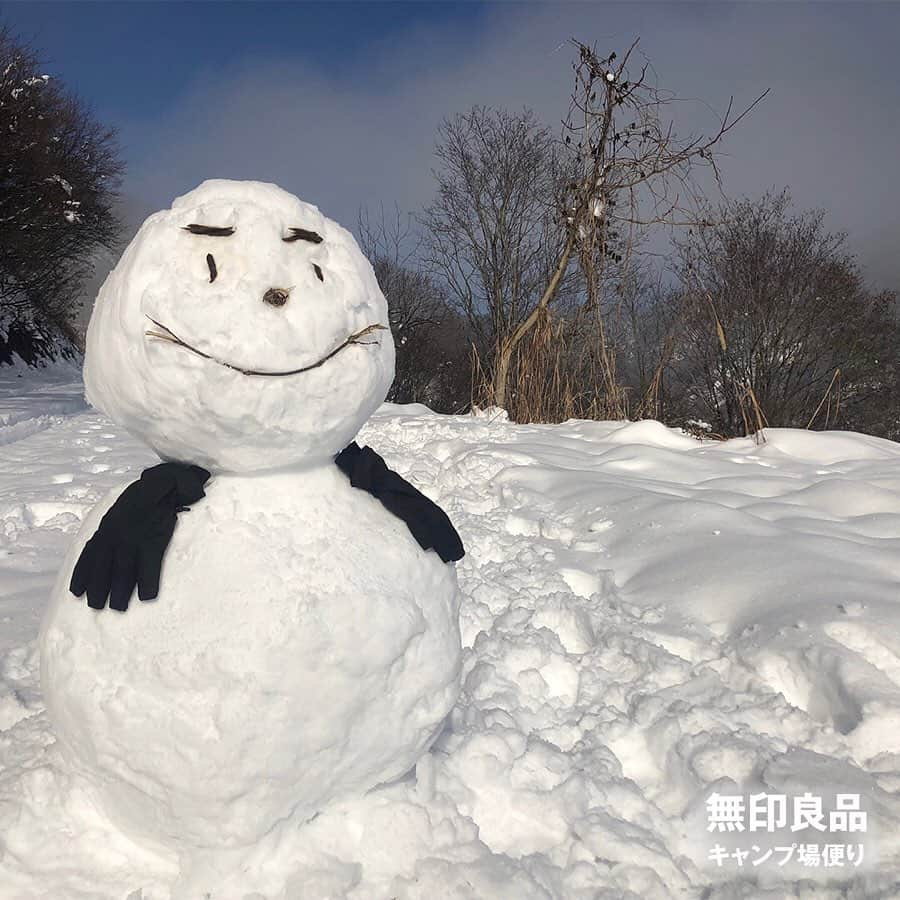 無印良品さんのインスタグラム写真 - (無印良品Instagram)「【キャンプ】雪国のくらしの知恵 大根つぐら 現代のように物流などが発展していなかった時代、雪国のくらしの中では冬の間にいかに食べ物を保存するかは非常に大切なことでした。 津南キャンプ場のある新潟県津南町の先人たちが生み出した知恵のひとつが、大根をはじめとする根菜類を保管する、わらで編まれた「大根つぐら」です。 大根つぐらの内部の温度は一定に保たれるため、中に入れられた根菜は凍ることがなく、冬の間もおいしく味わうことができます。昔はどの家にもあったものですが、今ではその姿を探すのも難しくなってしまいました。 写真の大根つぐらは、キャンプ場からほど近い温泉宿のものです。冬の津南町を訪れる際は、探してみてください。 - #無印良品 #MUJI #無印良品キャンプ場 #キャンプ場 #キャンプ #新潟 #津南 #津南町 #雪 #雪国 #積雪 #大根 #野菜 #保存 #保存食 #藁 #冬」12月16日 14時00分 - muji_global