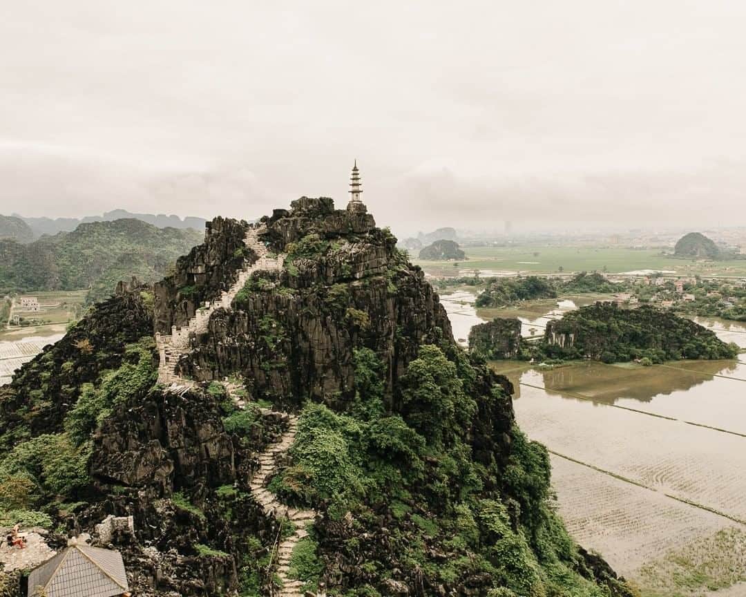 National Geographic Travelさんのインスタグラム写真 - (National Geographic TravelInstagram)「Photo by @kevinfaingnaert | A 500-step staircase zigzags through the karst to the Quan Am Pagoda in Vietnam. Those who make it to the top are rewarded with the view of the Tam Coc Valley below. #vietnam」12月16日 14時09分 - natgeotravel