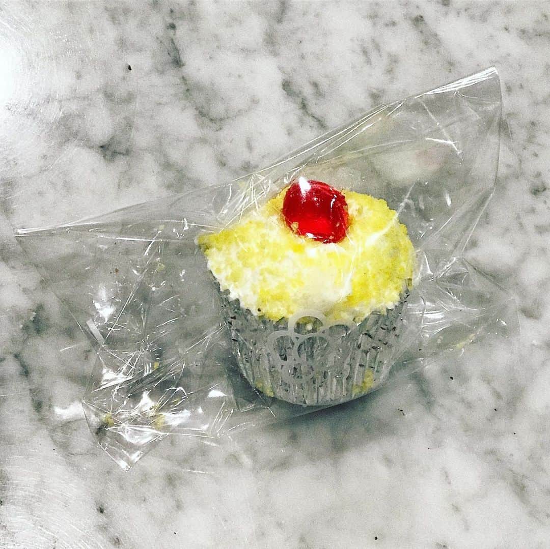 のインスタグラム：「ソウルの老舗パン菓子舗へ。 kit @kit_sankakuha の椹木さんのご案内で ホテルから歩いて行ける #太極堂 へ。 老舗のパン屋兼ケーキ舗でおやつ。 奥に喫茶室が付いてます。 • カップケーキもクラシック。 噛むと砂糖の粒が歯にザラッとする バタークリームが感じいい。 ドレンチェリーじゃなく、 ドクターペッパー的な味の チェリーゼリー🍒なんですよ。 だが、それが合ってる。 • 通りががった教会のクリスマス飾りは ツリーじゃなく、かわいい厩🧺でした。」