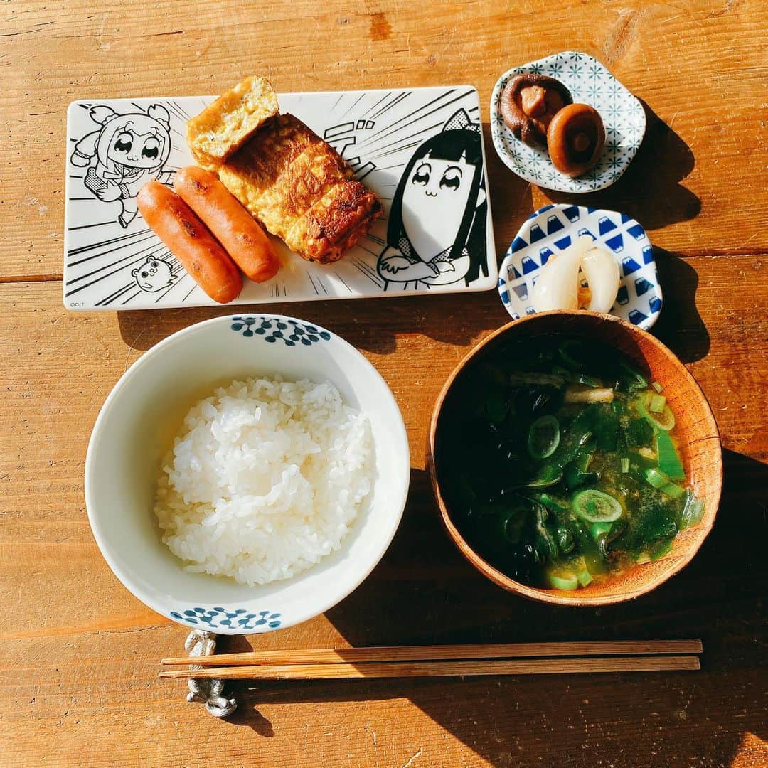 のインスタグラム：「#西日がすごい #シラス入り卵焼き #おうちごはん #おうちごはん金巻 #おうちひとりごはん #ポプテピピック」