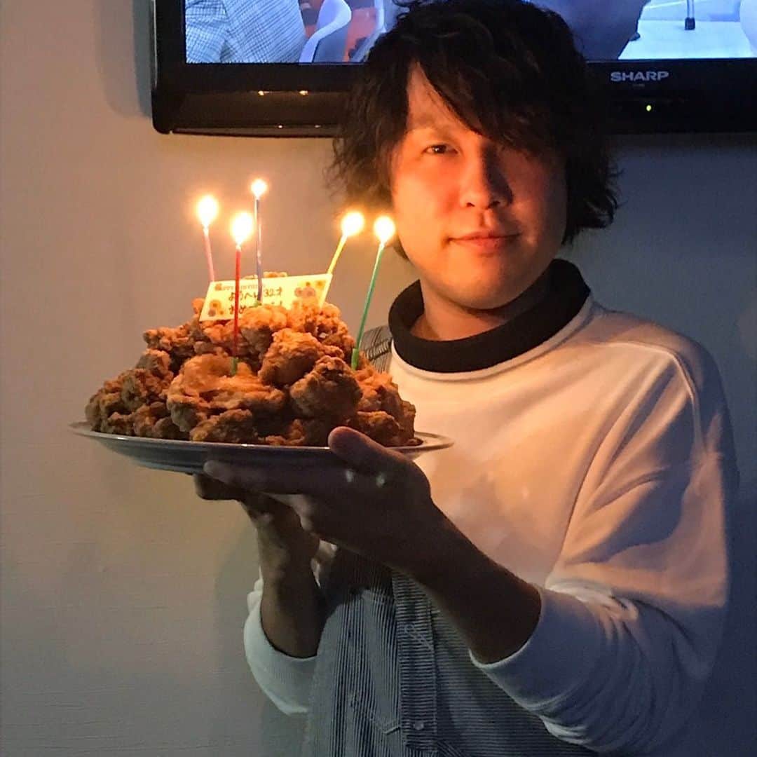 久野洋平のインスタグラム：「誕生日ケーキではなく唐揚げ山盛りいただきました。 どりはないつもありがとうございます！  #32歳 #ケーキより唐揚げ派 #このあとシネマスタッフが美味しくいただきました  photo by @takeshiyao」