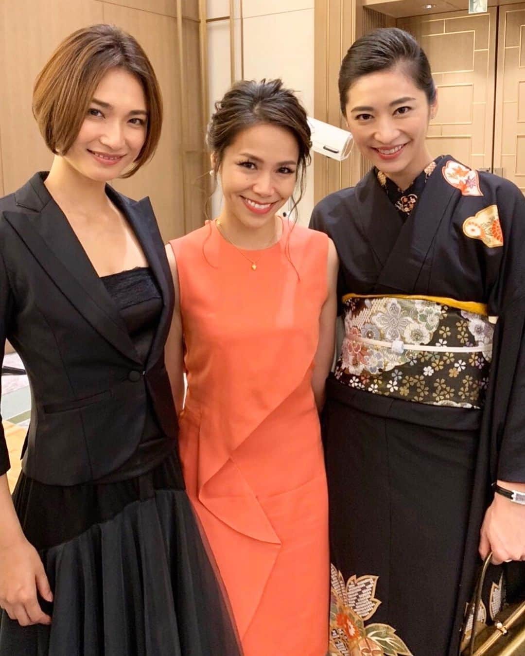 坂倉アコのインスタグラム：「横浜ベイスターズの梶谷選手と友人のえみちゃんの結婚披露宴の司会を務めさせて頂きました。﻿ 誰もが憧れるような素敵なカップル❤️ ﻿ ﻿ お2人の人柄、愛溢れる素晴らしい披露宴でした🎉﻿ 新婦えみちゃんは、ため息が出来る程、美しくってドレスも和装もどちらも本当にお似合いでうっとりでした。﻿ ﻿ What a beautiful couple❤️❤️❤️ ﻿ ﻿ 梶くん、えみちゃん、いつまでもお幸せに💞✨✨ ﻿ ﻿ #happywedding #weddingceremony #mc #friends #beautiful #happiness #love #❤️ #🥰 #🎤」